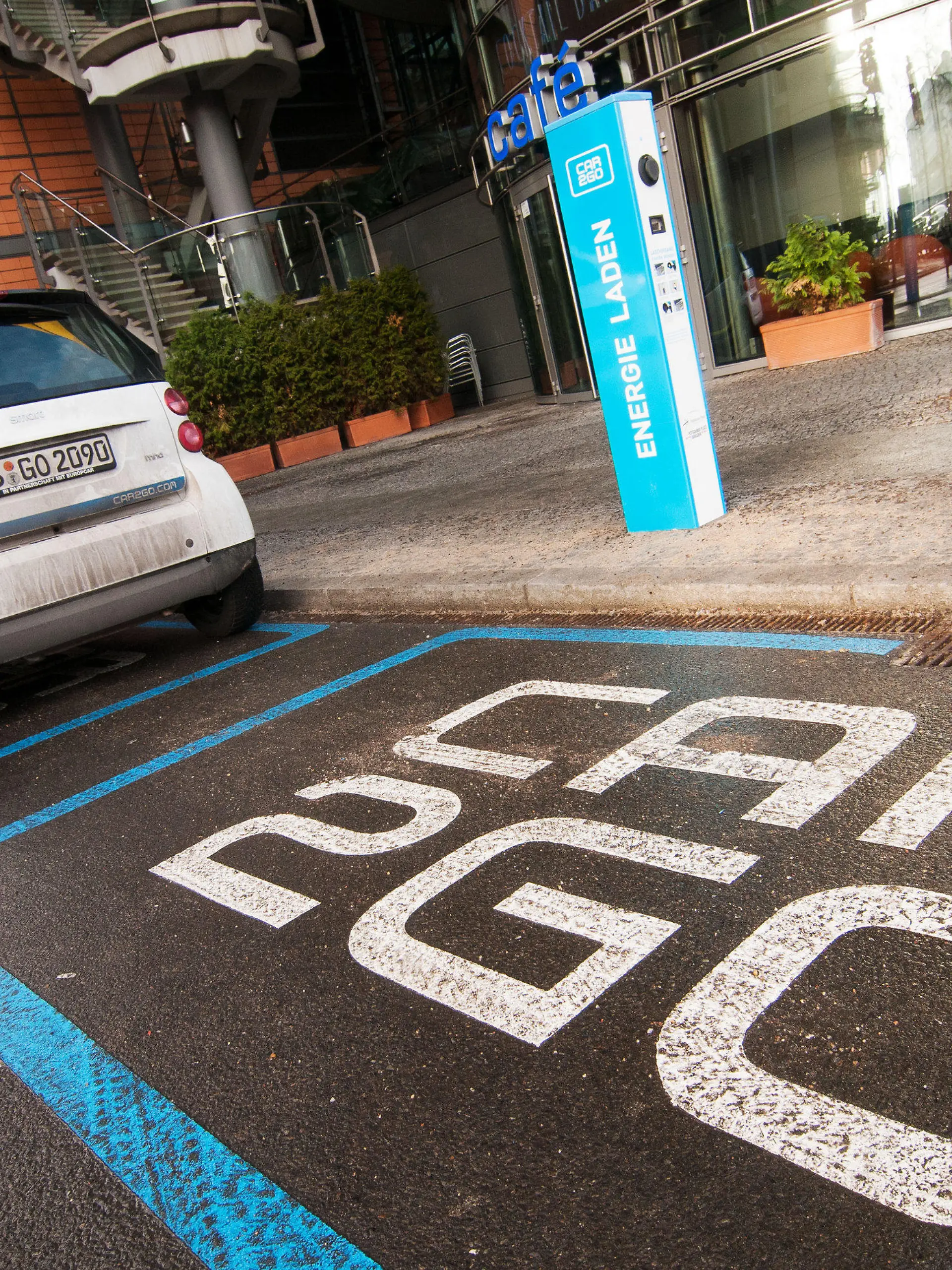 Die erste E-Carsharing-Strasse Europas wurde heute, am 17.12.2012 in der Rudolf-von-Gneist-Gasse im Quartier Potsdamer Platz in Berlin eingeweiht. An drei Säulen können die Autos geladen werden. Foto: Laurin Schmid/dpa +++(c) dpa - Bildfunk+++