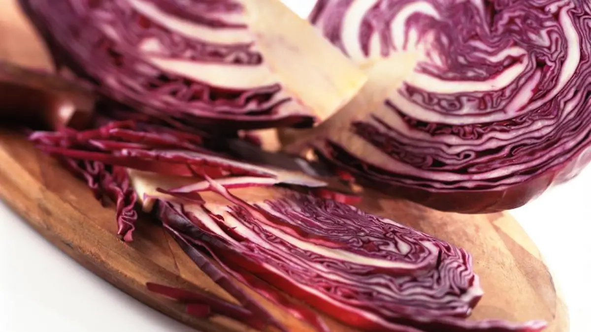 Rotkohl in Scheiben.