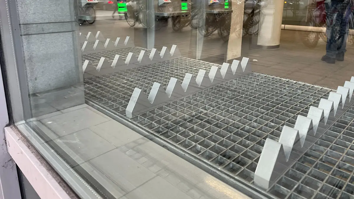 Sparkassen-Filiale in München: Metallstachel gegen Obdachlose