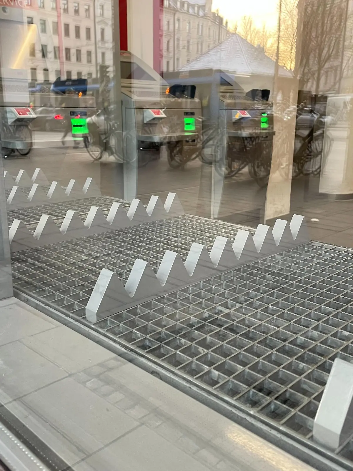 Sparkassen-Filiale in München: Metallstachel gegen Obdachlose