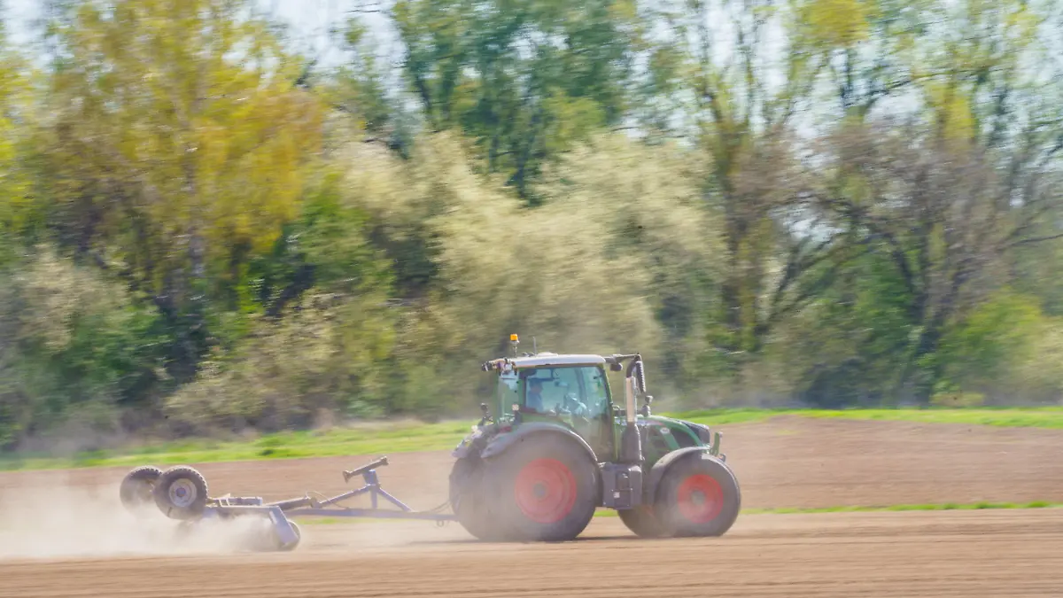 23.04.2021, Hessen, Groß-Zimmern: Die Anbaufläche des Betriebes «Petra Fritsch Landwirtschaft» wird nach der Sojaeinsaat nachverdichtet. Der landwirtschaftliche Betreib baut genfreies Soja an. (zu dpa: «Soja-Anbau in Hessen stark zugenommen - Batterie für die Böden») Foto: Andreas Arnold/dpa +++ dpa-Bildfunk +++
