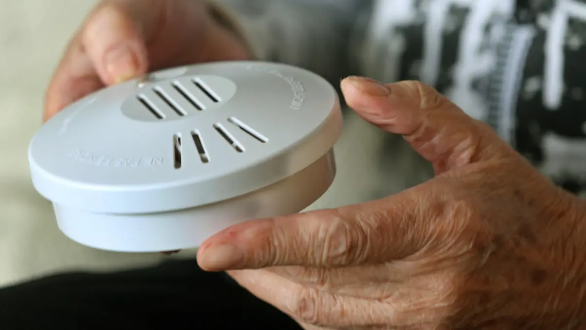 Einen neuen Rauchmelder schaut sich am 16.11.2013 in Oberhausen (Nordrhein-Westfalen) Rentnerin Hannelore Gerschermann (78) an. Feuerwehrleute zielen mit ihrer Aufklärungsarbeit jetzt verstärkt auch auf ältere Leute. Denn oft geht es bei den Einsätzen der Feuerwehr um Senioren. Foto: Roland Weihrauch/dpa zu dpa-Korr:«Feuer und Rauch als Todesfalle - Experten sorgen sich um Senioren» vom 16.11.2013) +++(c) dpa - Bildfunk+++