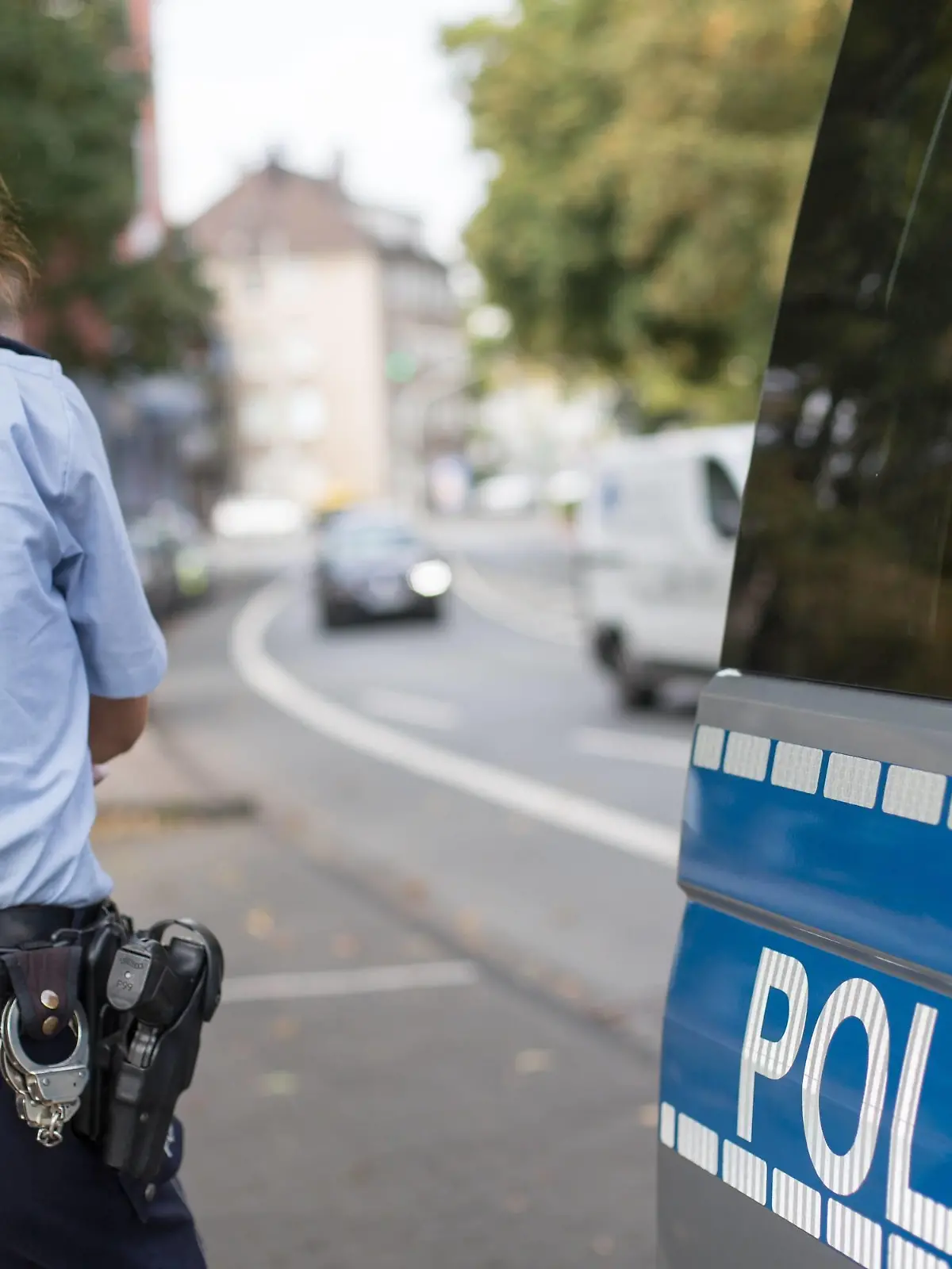  Polizistin neben ihrem Streifenwagen mit dem Schriftzug Polizei und vorbeifahrenden Autos Länderübergreifende Verkehrssicherheitsaktion sicher.mobil.leben, Pressetermin Solingen, 20.09.18 Solingen NRW Deutschland Birker Straße / Südpark *** Policewoman next to her patrol car with the lettering Police and passing cars Cross-border traffic safety campaign safe mobile life Press Conference Solingen 20 09 18 Solingen NRW Germany Birker Straße Südpark Copyright: xdnet_cdnx