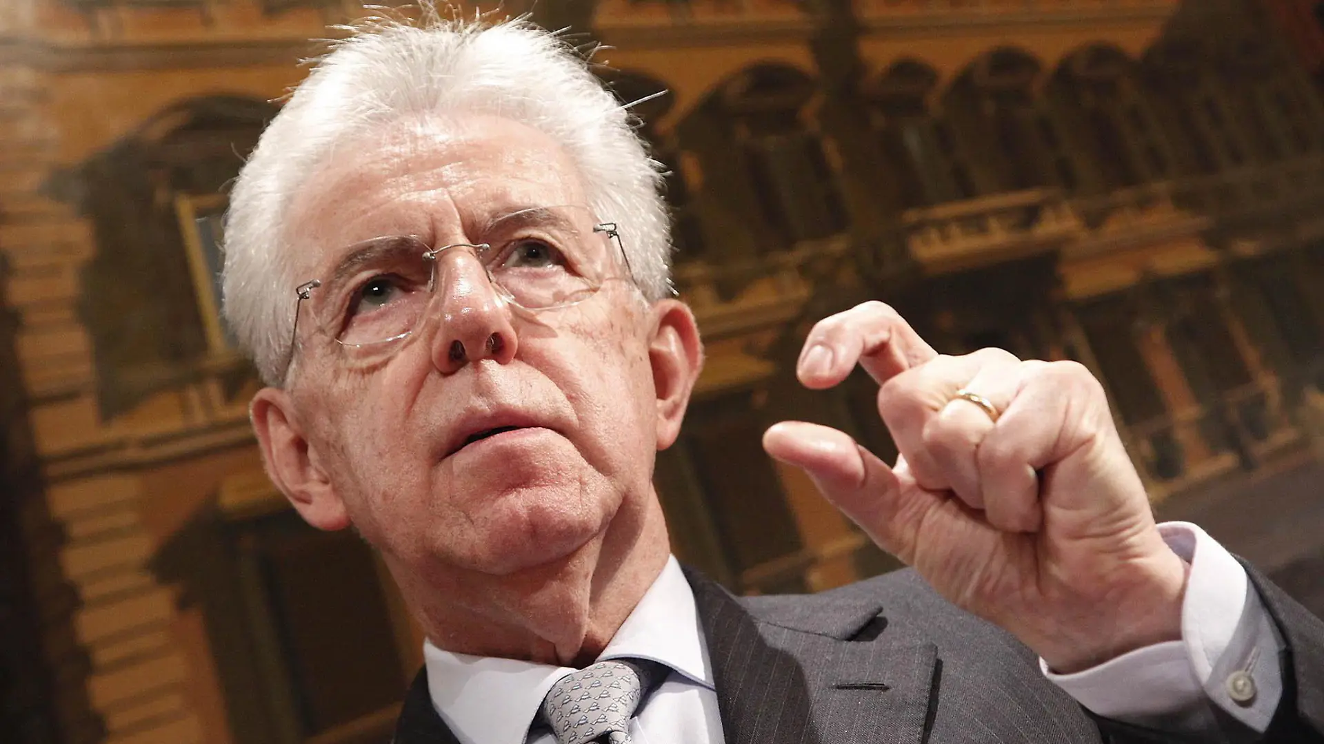 epa03519347 Out going Italian Prime Minister, Mario Monti, talks during his press conference at the Senate, Rome, Italy, 28 December 2012. Reports state that Monti, once a non-partisan technocrat, has entered the election race as the possible leader of a centrist coalition, rivalling both the centre-left and the centre-right of former premier Silvio Berlusconi. Italians will go to the polls on 24 -25 February 2013 in elections to choose a new government. EPA/GIUSEPPE LAMI +++(c) dpa - Bildfunk+++