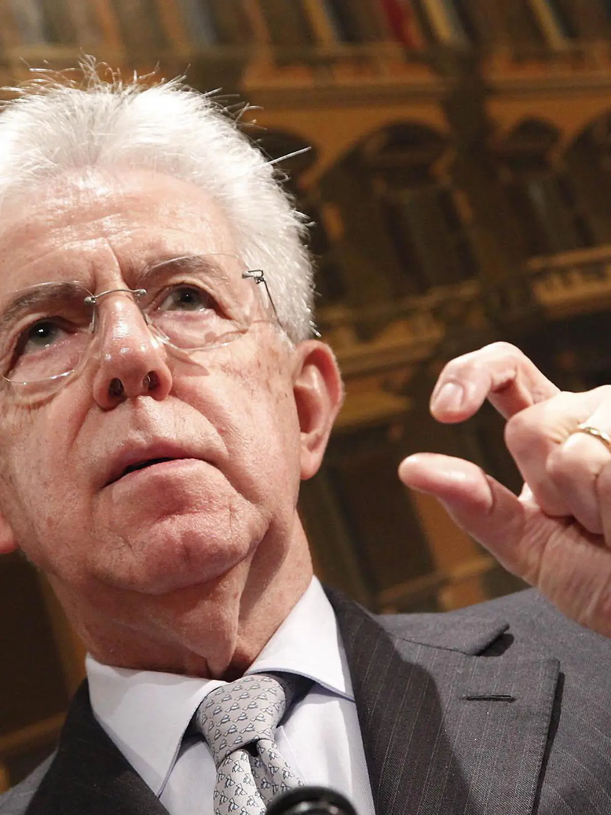 epa03519347 Out going Italian Prime Minister, Mario Monti, talks during his press conference at the Senate, Rome, Italy, 28 December 2012. Reports state that Monti, once a non-partisan technocrat, has entered the election race as the possible leader of a centrist coalition, rivalling both the centre-left and the centre-right of former premier Silvio Berlusconi. Italians will go to the polls on 24 -25 February 2013 in elections to choose a new government. EPA/GIUSEPPE LAMI  +++(c) dpa - Bildfunk+++