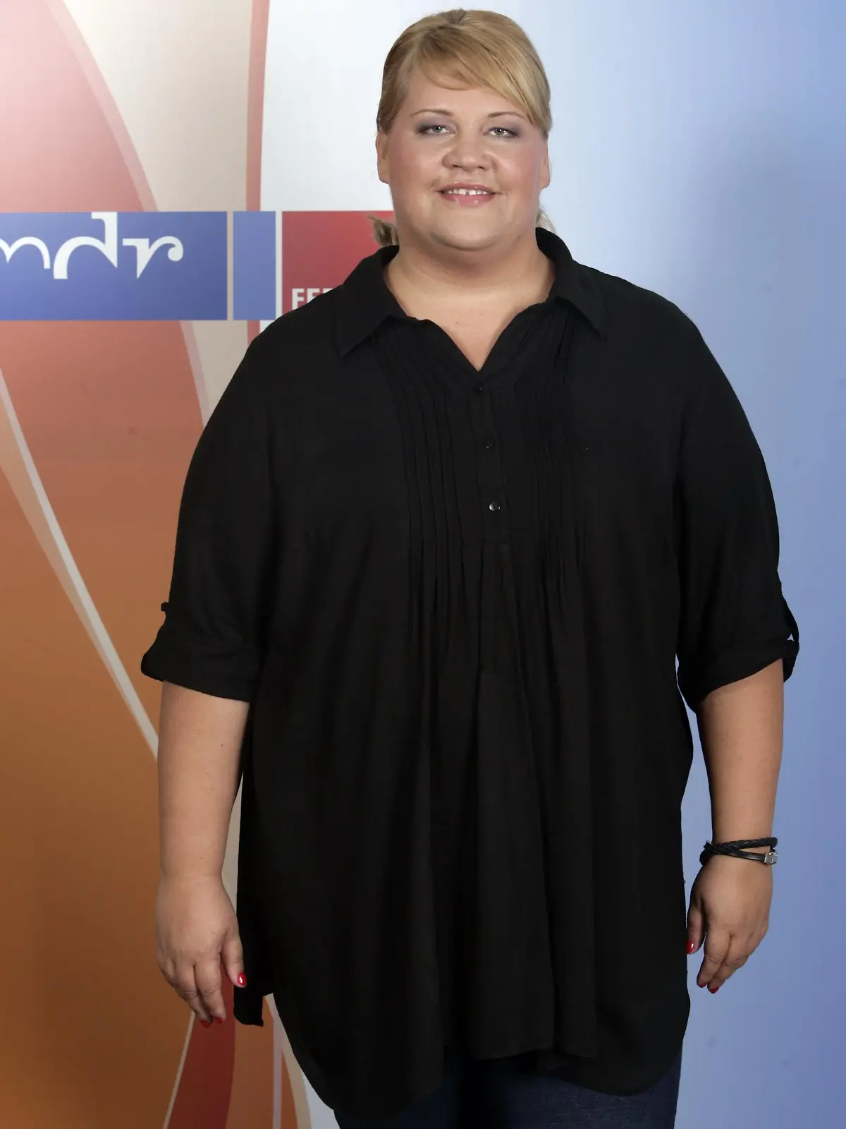 Ilka Bessin, bekannt aus der Comedy-Rolle "Cindy aus Marzahn",  aufgenommen am 25.09.2009 am Rande der MDR-Talkshow "Riverboat". Gleich dreimal ist sie dieses Jahr für den Deutschen Comedypreis nominiert und startet demnächst mit ihrer Tour "Nicht jeder Prinz kommt uff?m Pferd".  Foto: Tom Schulze +++(c) dpa - Report+++