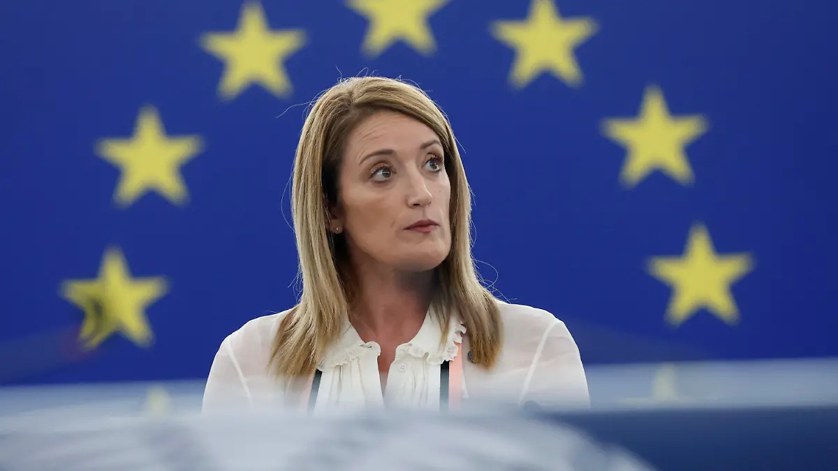 12.12.2022, Frankreich, Straßburg: Roberta Metsola, Präsidentin des Europäischen Parlaments, hält ihre Rede während einer Sondersitzung zum Thema Lobbyismus. Metsola hat die mutmaßliche Bestechung ihrer Vertreterin Kaili als Angriff auf die europäische Demokratie bezeichnet. Foto: Jean-Francois Badias/AP/dpa +++ dpa-Bildfunk +++