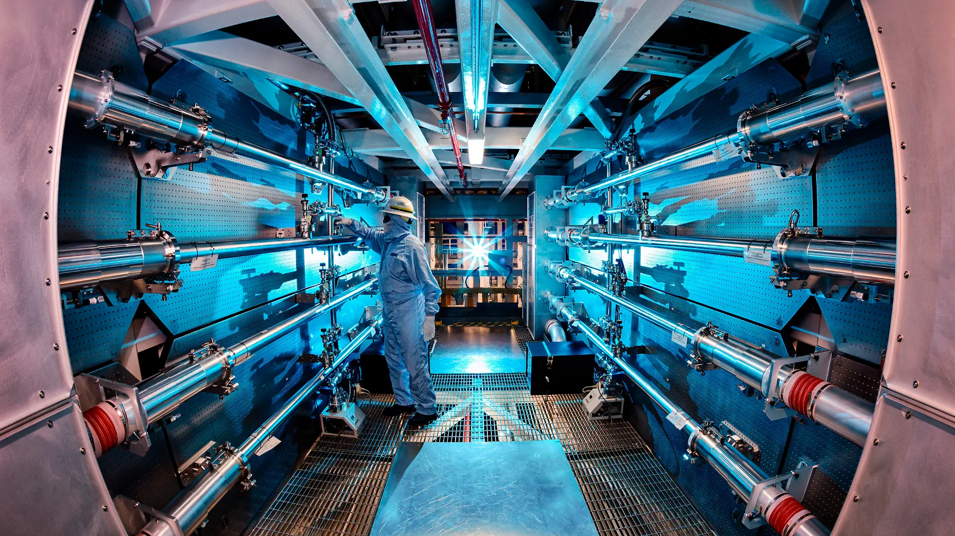 HANDOUT - 12.12.2022, USA, Livermore: In diesem Bild aus dem Jahr 2012, das vom Lawrence Livermore National Laboratory zur Verfügung gestellt wurde, überprüft ein Techniker eine Optik in der Trägerstruktur des Vorverstärkers im Lawrence Livermore National Laboratory in Livermore, Kalifornien. Beamte des Energieministeriums kündigen für Dienstag, den 13. Dezember 2022, einen "großen wissenschaftlichen Durchbruch" bei der Kernfusion an. Foto: Damien Jemison/Lawrence Livermore National Laboratory/AP/dpa +++ dpa-Bildfunk +++