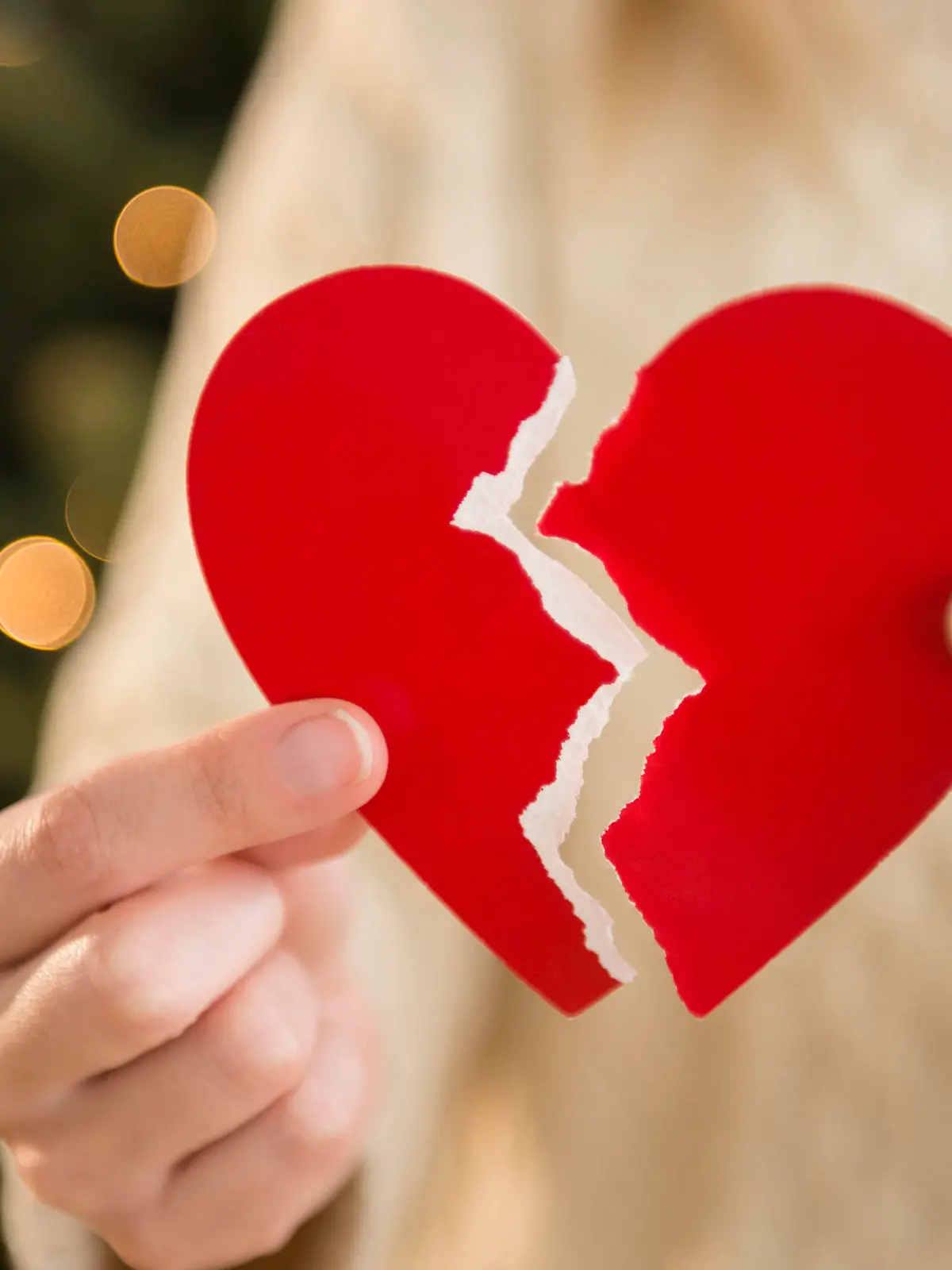 Studio Shot of female's hands holding broken heart, Studiofoto der Haende der Frau, die defektes Herz halten Keine Weitergabe an Drittverwerter.