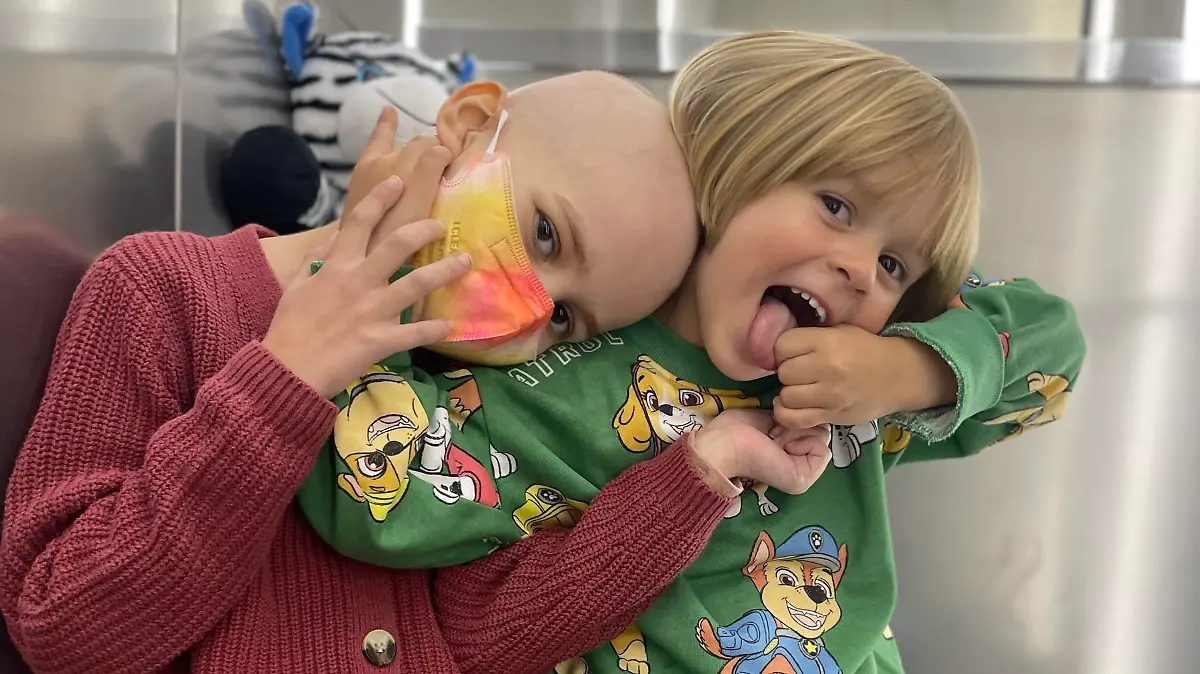 Die an Leukämie erkrankte Elsa (7) mit ihrer kleinen Schwester Ava (3).