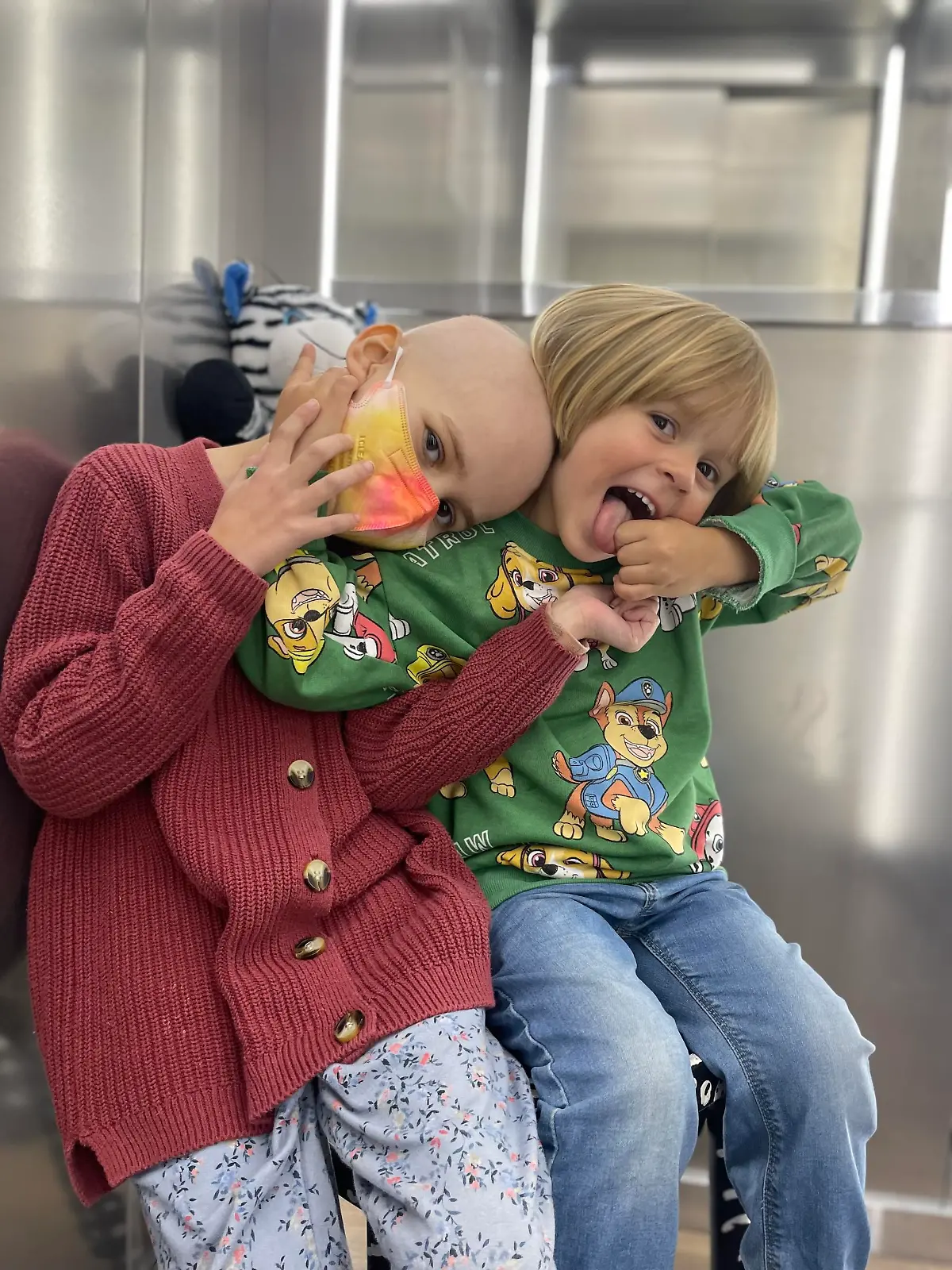 Die an Leukämie erkrankte Elsa (7) mit ihrer kleinen Schwester Ava (3).