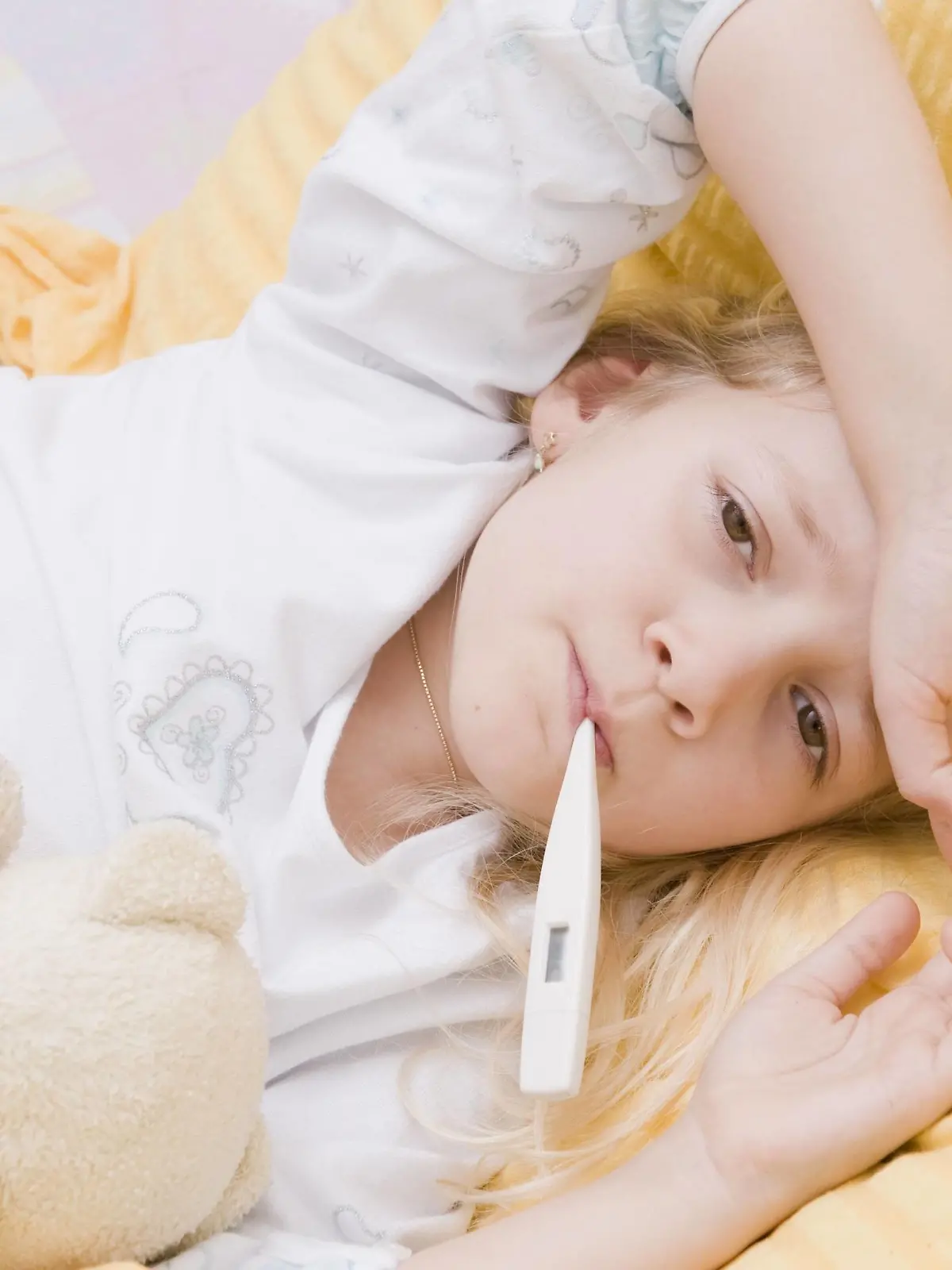  Krankes Mädchen liegt mit Fieberthermometer im Bett - sick girl with clinical thermometer in bed BLWX095221 Copyright: xblickwinkel/McPhotox/FotoxBegsteigerx
