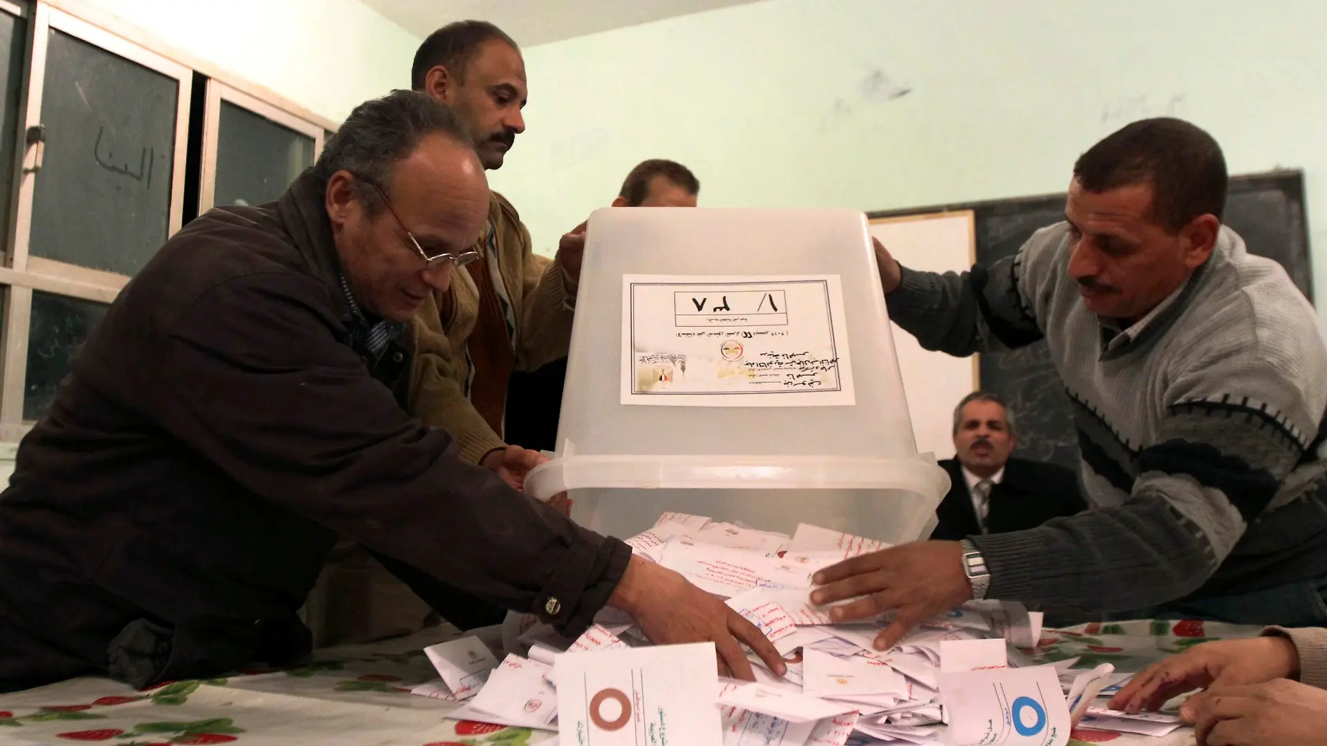 Officials count ballots after polls closed in Bani Sweif, about 115 km (71 miles) south of Cairo December 22, 2012. Early indications showed Egyptians approved an Islamist-drafted constitution after Saturday's final round of voting in a referendum despite opposition criticism of the measure as divisive. REUTERS/Stringer (EGYPT - Tags: POLITICS ELECTIONS)