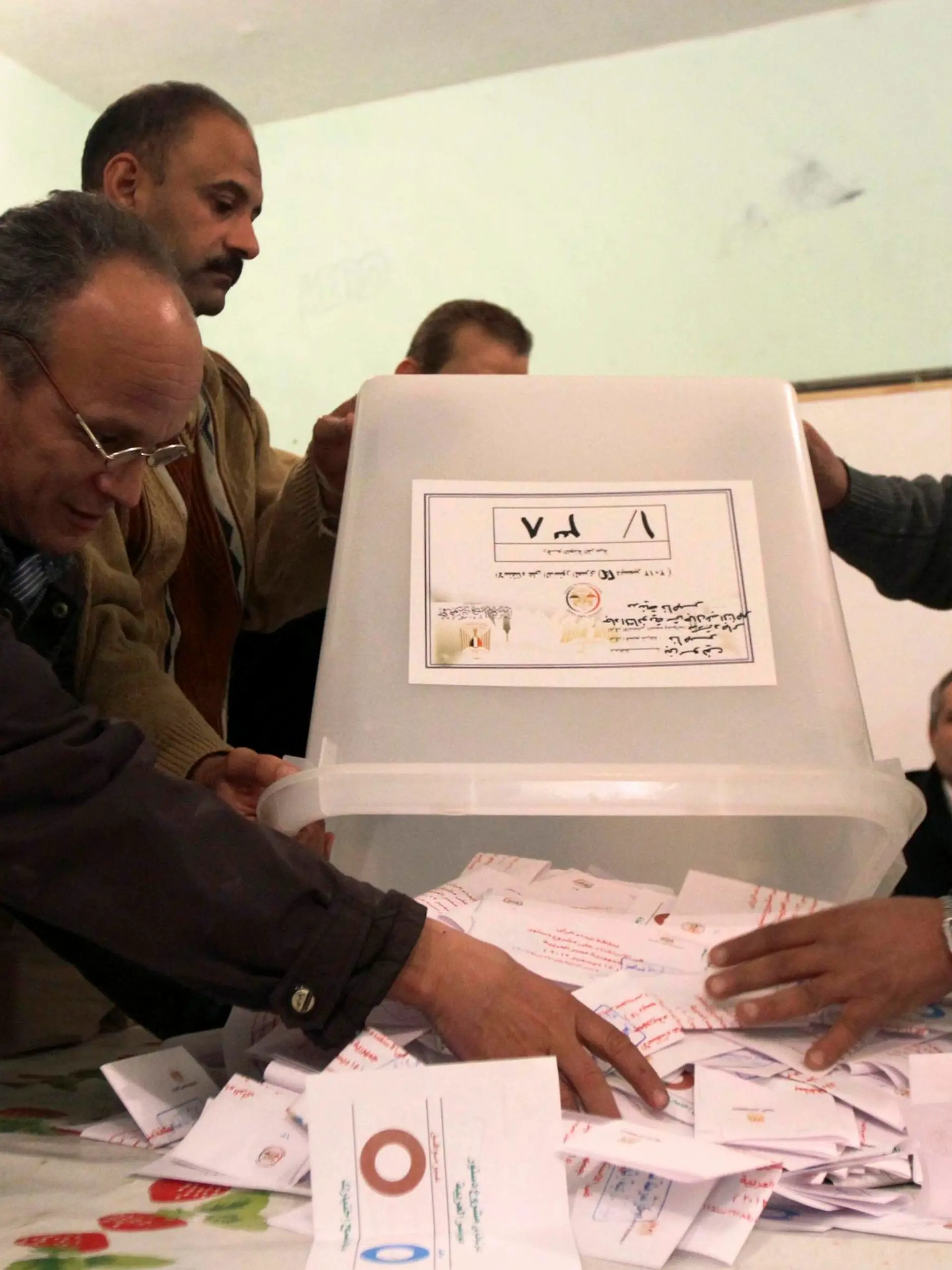 Officials count ballots after polls closed in Bani Sweif, about 115 km (71 miles) south of Cairo December 22, 2012. Early indications showed Egyptians approved an Islamist-drafted constitution after Saturday's final round of voting in a referendum despite opposition criticism of the measure as divisive. REUTERS/Stringer  (EGYPT  - Tags: POLITICS ELECTIONS)