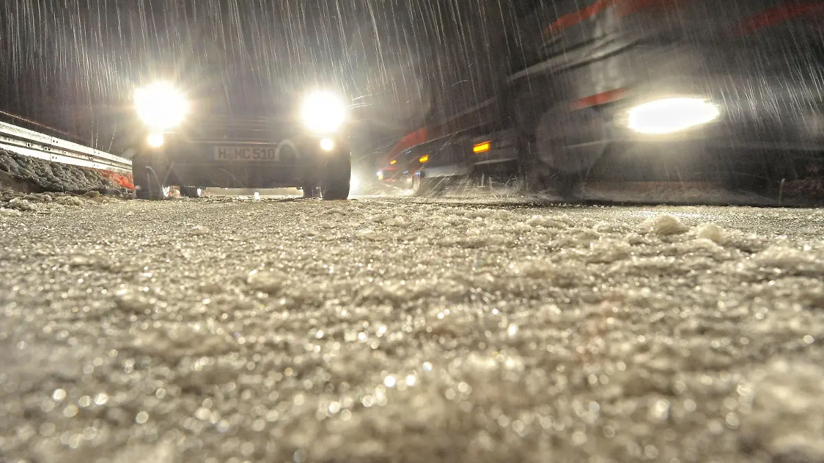 Eine Eisdecke ist auf der Autobahn 2 am Donnerstag (23.12.2010) an der Anschlussstelle Lehrte bei Hannover zu sehen. Seit Tagen behindern Schneefälle den Verkehr in Niedersachsen. Am Donnerstag kam dann noch Eisregen und Blitzeis dazu. Auf der A2 staute sich der Verkehr am Abend in Richtung Hannover auf 100 Kilometer Länge. Foto: Peter Steffen dpa/lni +++(c) dpa - Bildfunk+++
