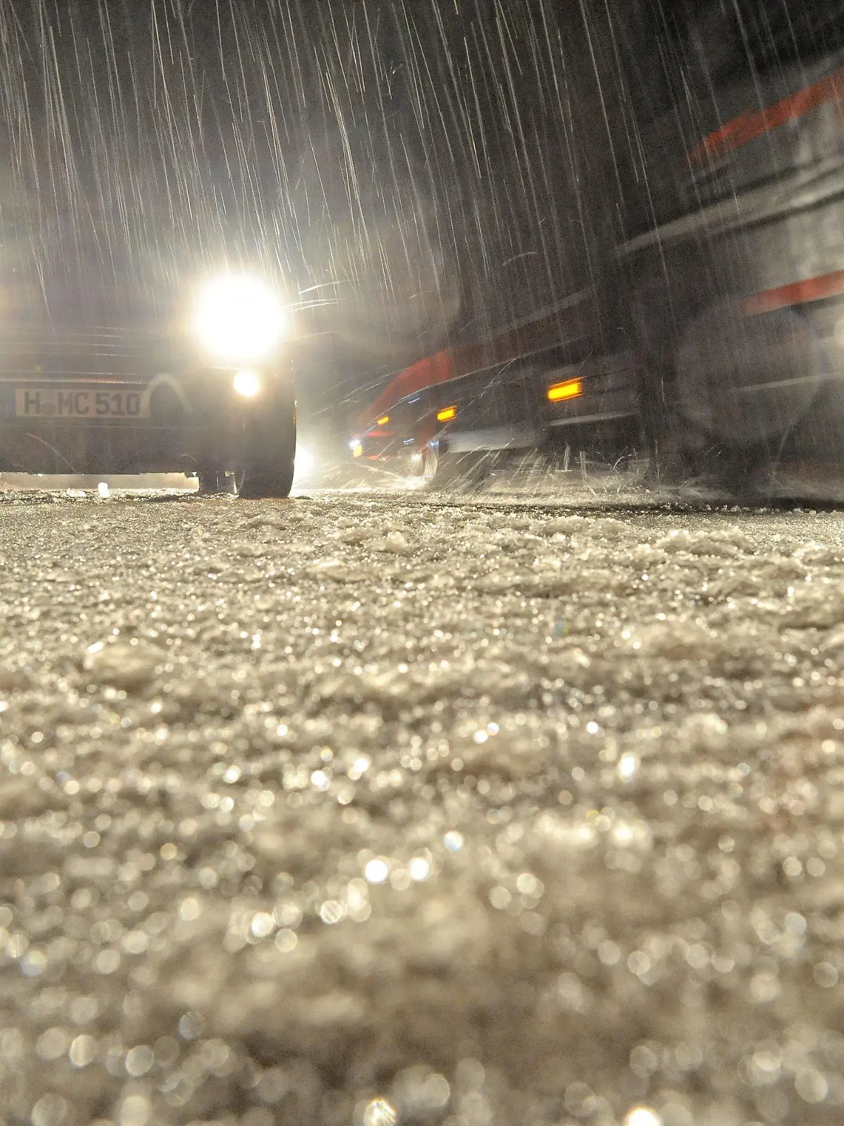 Eine Eisdecke ist auf der Autobahn 2 am Donnerstag (23.12.2010) an der Anschlussstelle Lehrte bei Hannover zu sehen. Seit Tagen behindern Schneefälle den Verkehr in Niedersachsen. Am Donnerstag kam dann noch Eisregen und Blitzeis dazu. Auf der A2 staute sich der Verkehr am Abend in Richtung Hannover auf 100 Kilometer Länge. Foto: Peter Steffen dpa/lni  +++(c) dpa - Bildfunk+++
