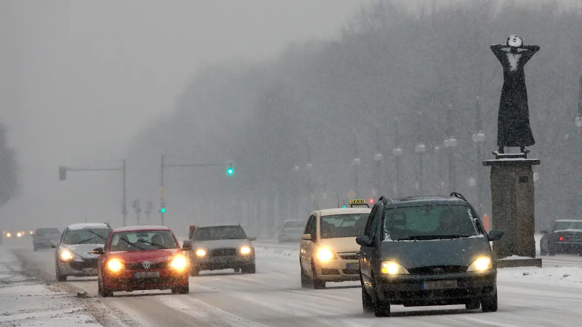 Starker Schneefall sorgt für rutschige Straßen am 23.12.2012 in Berlin. Im Laufe des Tages sollen die Temperaturen milder werden. Foto: Jörg Carstensen/dpa +++(c) dpa - Bildfunk+++