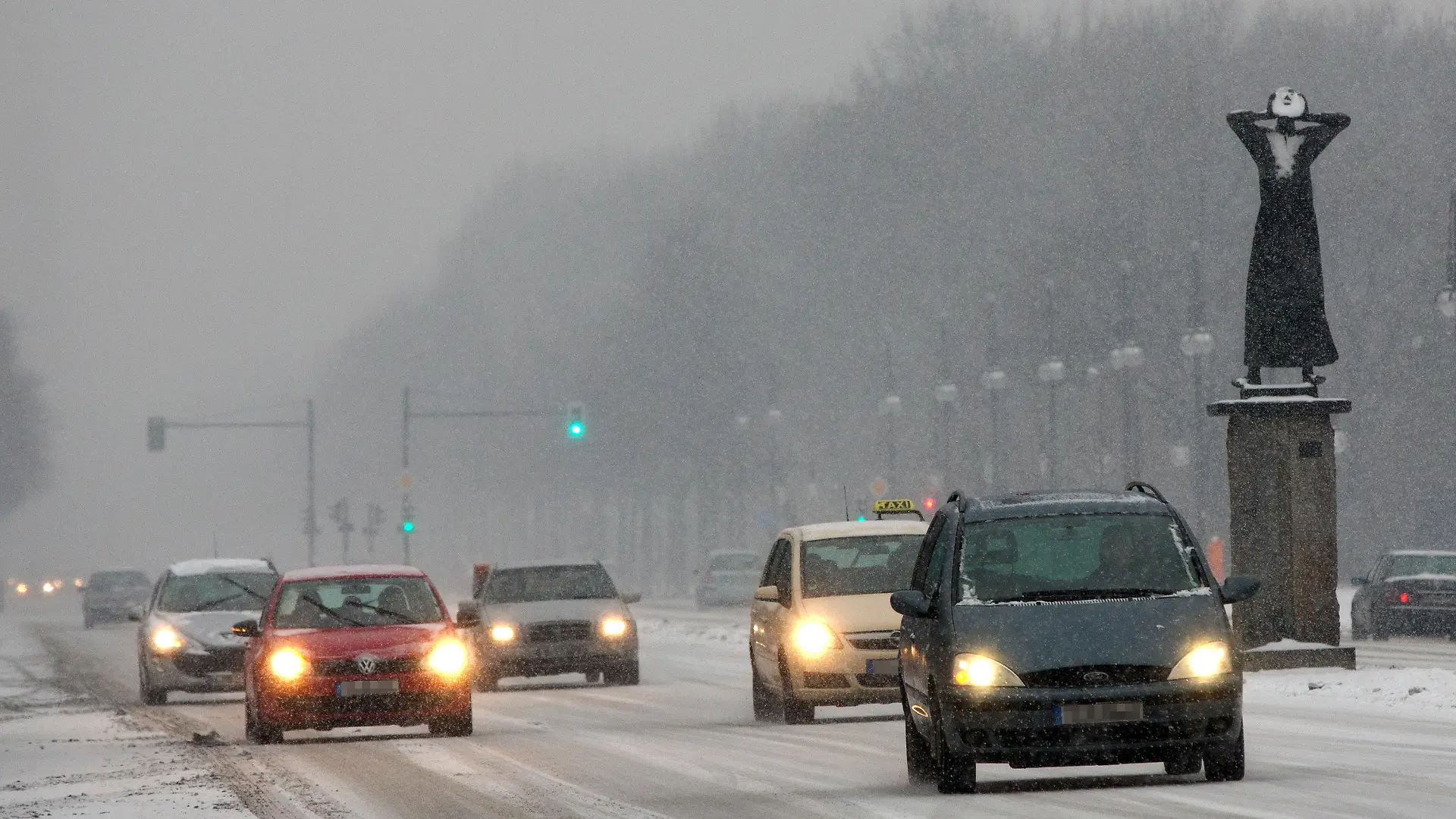 Starker Schneefall sorgt für rutschige Straßen am 23.12.2012 in Berlin. Im Laufe des Tages sollen die Temperaturen milder werden. Foto: Jörg Carstensen/dpa +++(c) dpa - Bildfunk+++