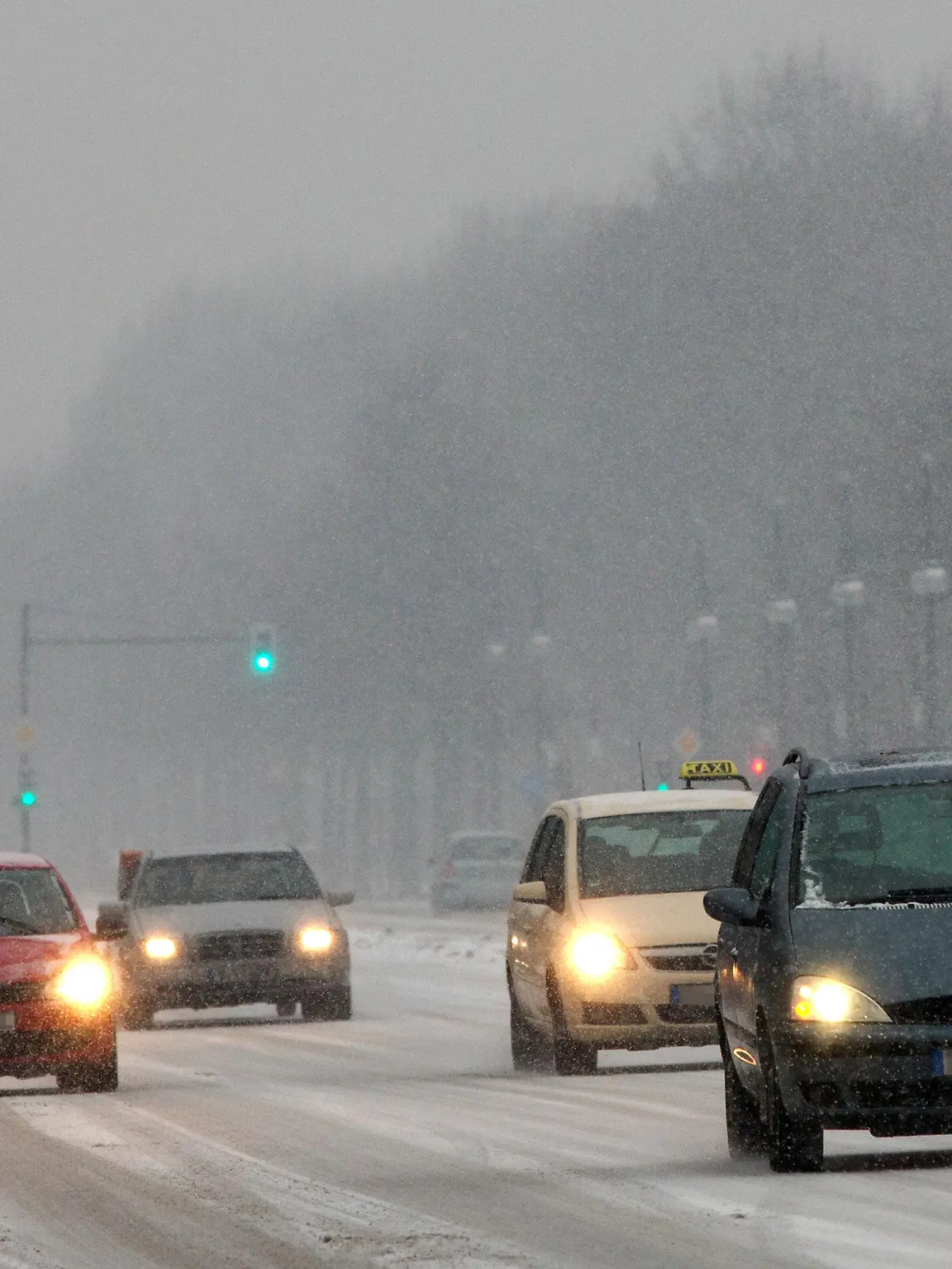Starker Schneefall sorgt für rutschige Straßen am 23.12.2012 in Berlin. Im Laufe des Tages sollen die Temperaturen milder werden. Foto: Jörg Carstensen/dpa  +++(c) dpa - Bildfunk+++