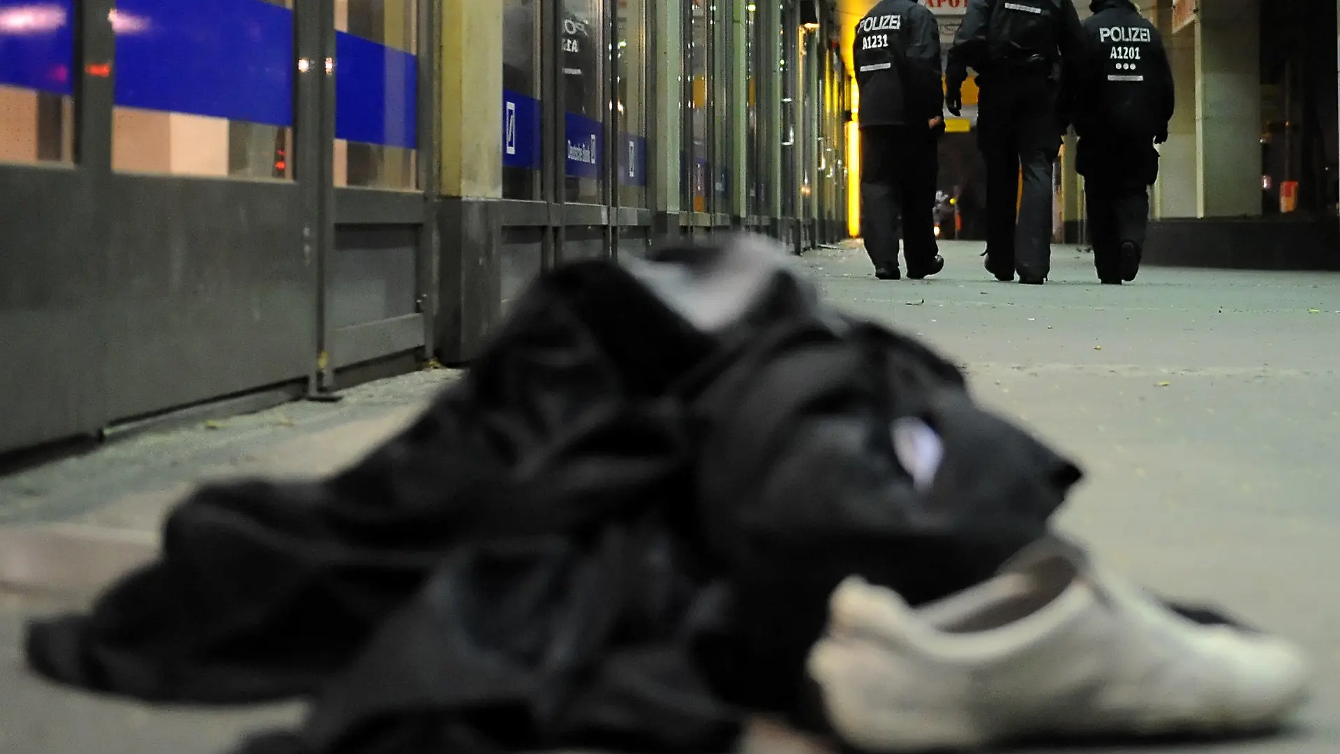 Nach einer unblutig beendeten Geiselnahme liegen Kleidungsstücke vor der Bankfiliale am 22.12.2012 im Stadtteil Zehlendorf in Berlin. Ein Bankräuber hatte bei einem Überfall auf die Bank einen Angestellten als Geisel genommen. Foto: Britta Pedersen/dpa +++(c) dpa - Bildfunk+++