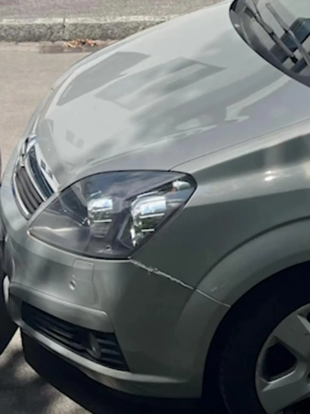 Ein Autobesitzer postet ein Foto im Netz: Sein Auto ist komplett zugeparkt. Stoßstange an Stoßstange, kein Millimeter mehr zwischen den Autofronten. Was kann man in so einer Situation machen? Rechtsanwältin Nicole Mutschke erklärt, wie Sie in solchen und anderen „Zugeparkt“-Situaionen richtig reagieren.