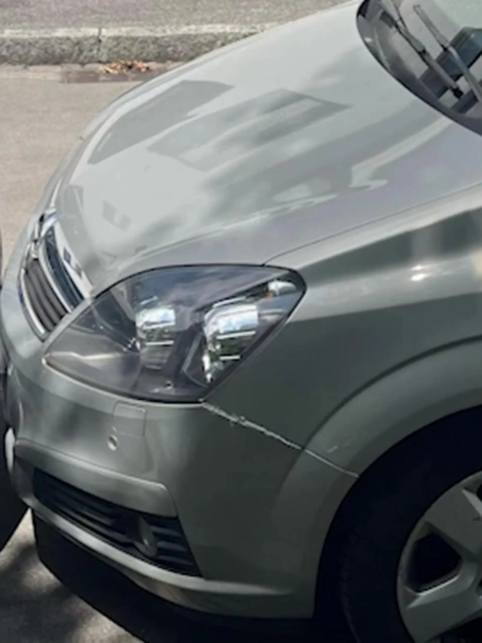 Ein Autobesitzer postet ein Foto im Netz: Sein Auto ist komplett zugeparkt. Stoßstange an Stoßstange, kein Millimeter mehr zwischen den Autofronten. Was kann man in so einer Situation machen? Rechtsanwältin Nicole Mutschke erklärt, wie Sie in solchen und anderen „Zugeparkt“-Situaionen richtig reagieren.