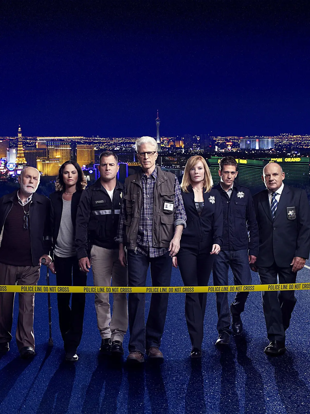 Das CSI-Team: V.l.: Dr. Albert Robbins (Robert David Hall), Sara Sidle (Jorja Fox), Nick Stokes (George Eads), D.B. Russell (Ted Danson), Catherine Willows (Marg Helgenberger), Greg Sanders (Eric Szmanda) und Captain Jim Brass (Paul Guilfoyle).