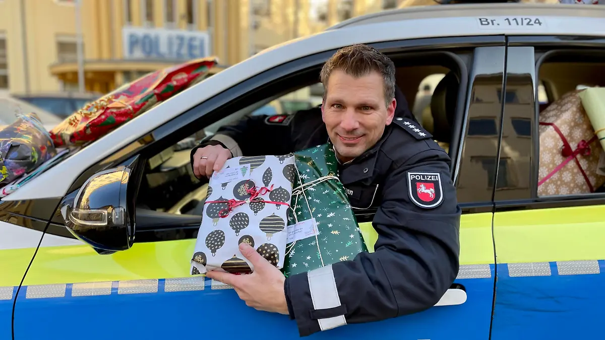 Wenn Polizeiherzen schmelzen und Kinderaugen leuchten: Die Polizei Osnabrück verteilt die "Blaulicht-Geschenke".