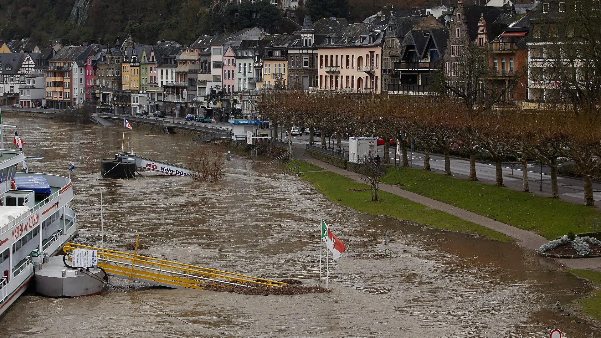 Teile der Uferpromenade von Cochem (Rheinland-Pfalz) sind am 18.12.2012 vom Hochwasser der Mosel überflutet. Das Tauwetter der vergangene Tage hat die Pegelstände der Flüsse ansteigen lassen. Foto: Thomas Frey/dpa  +++(c) dpa - Bildfunk+++