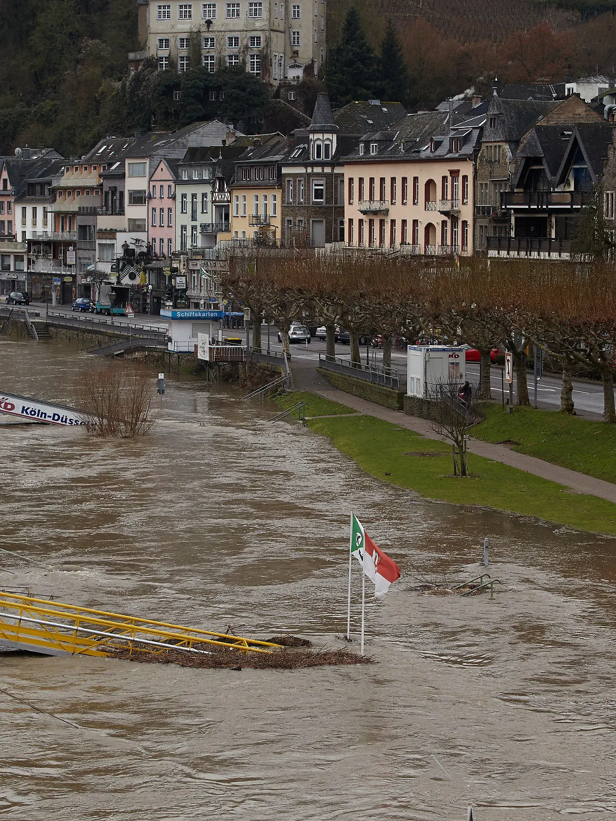 Teile der Uferpromenade von Cochem (Rheinland-Pfalz) sind am 18.12.2012 vom Hochwasser der Mosel überflutet. Das Tauwetter der vergangene Tage hat die Pegelstände der Flüsse ansteigen lassen. Foto: Thomas Frey/dpa  +++(c) dpa - Bildfunk+++