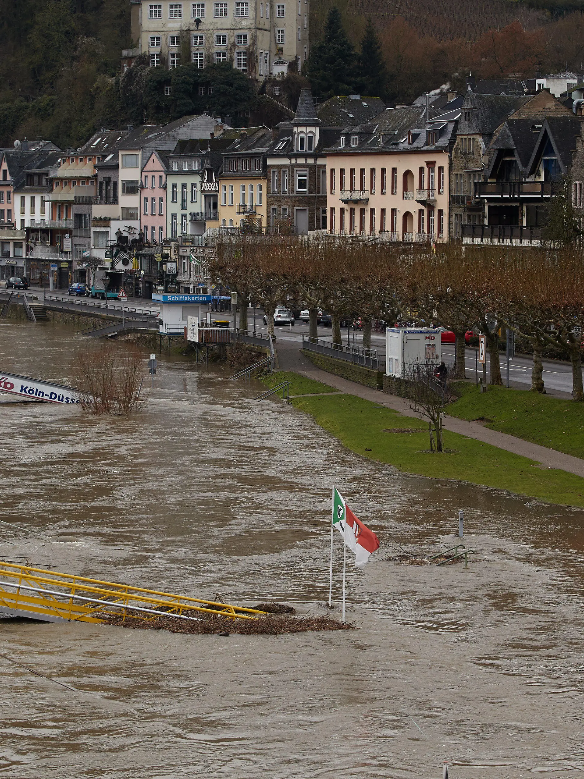Teile der Uferpromenade von Cochem (Rheinland-Pfalz) sind am 18.12.2012 vom Hochwasser der Mosel überflutet. Das Tauwetter der vergangene Tage hat die Pegelstände der Flüsse ansteigen lassen. Foto: Thomas Frey/dpa  +++(c) dpa - Bildfunk+++