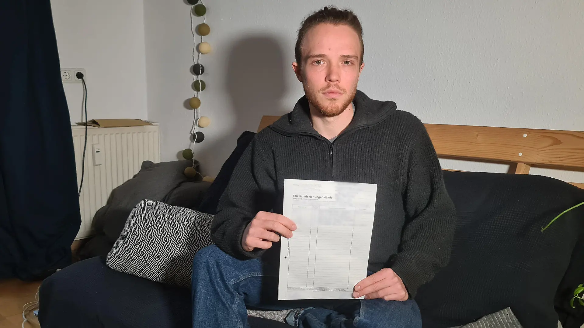 13.12.2022, Leipzig: Jakob Beyer, Klimaaktivist der Letzten Generation, hält ein Durchsuchungsprotokoll in den Händen. Heute Morgen fand bei ihm eine Wohnungsdurchsuchung statt. Mit Durchsuchungen in mindestens sechs Bundesländern sind Polizei und Staatsanwaltschaft nach ersten Angaben gegen Klimaschutz-Demonstranten der Gruppe «Letzte Generation» vorgegangen Foto: Tobias Junghannß/TNN/dpa +++ dpa-Bildfunk +++