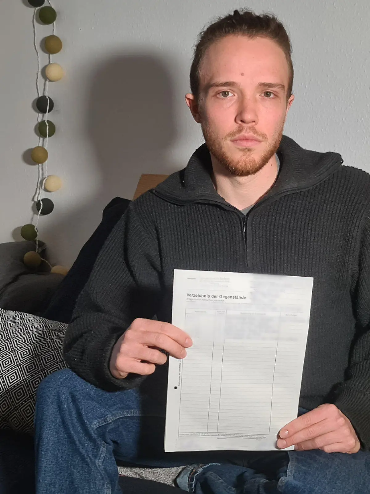 13.12.2022, Leipzig: Jakob Beyer, Klimaaktivist der Letzten Generation, hält ein Durchsuchungsprotokoll in den Händen. Heute Morgen fand bei ihm eine Wohnungsdurchsuchung statt. Mit Durchsuchungen in mindestens sechs Bundesländern sind Polizei und Staatsanwaltschaft nach ersten Angaben gegen Klimaschutz-Demonstranten der Gruppe «Letzte Generation» vorgegangen Foto: Tobias Junghannß/TNN/dpa +++ dpa-Bildfunk +++