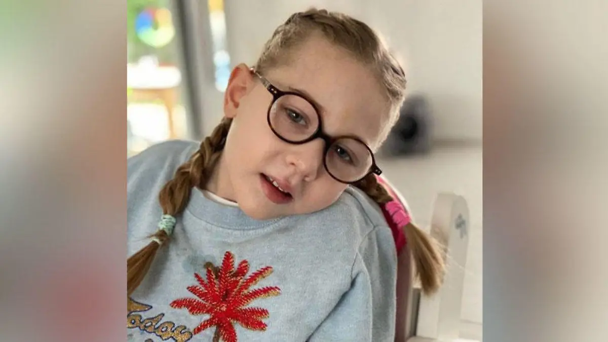 Mila (8) leidet, seit sie 3 Jahre alt ist, an GM1 Gangliosidose 1 Typ 2, auch bekannt als Derry Syndrom.