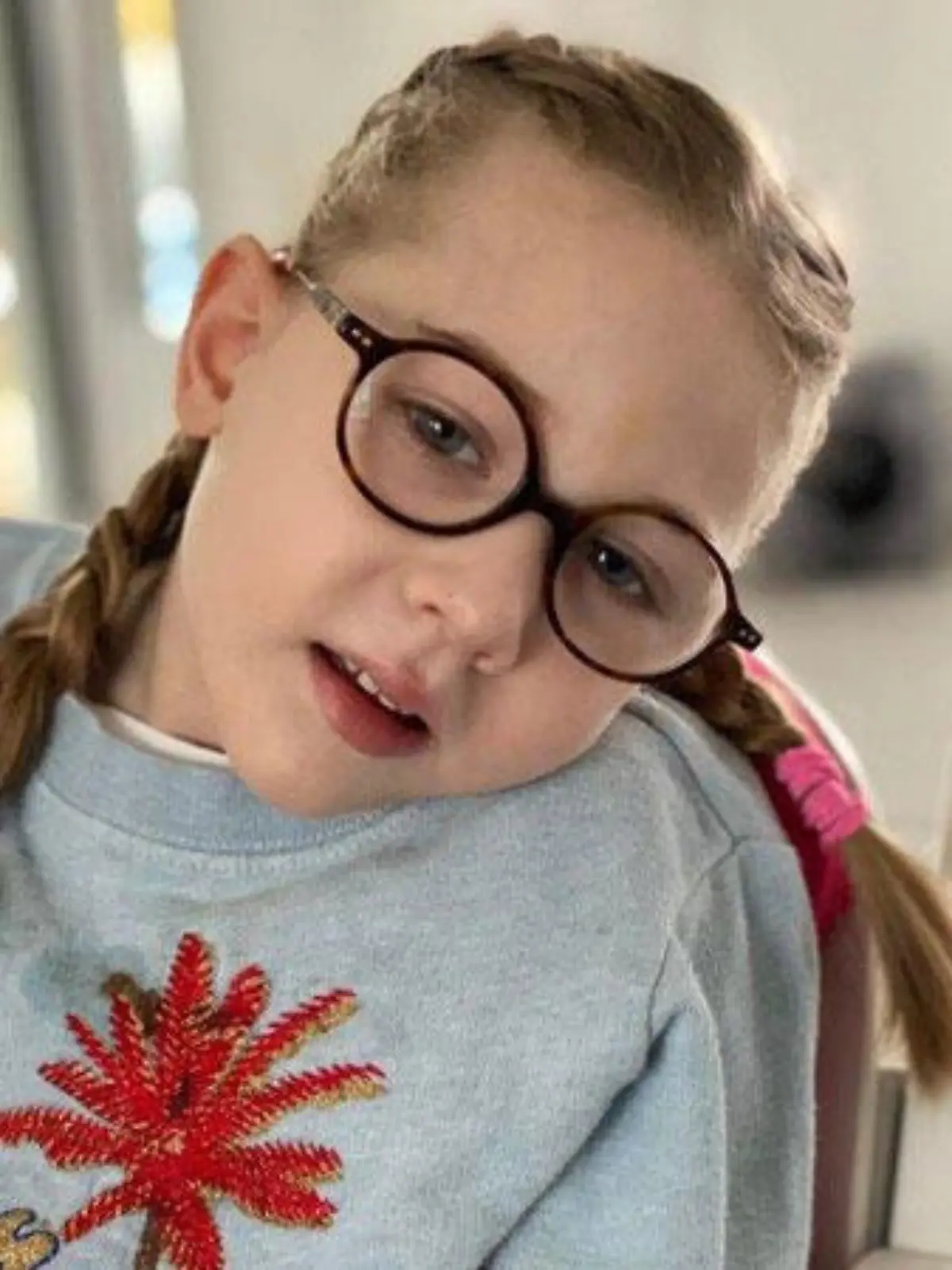 Mila (8) leidet, seit sie 3 Jahre alt ist, an GM1 Gangliosidose 1 Typ 2, auch bekannt als Derry Syndrom.
