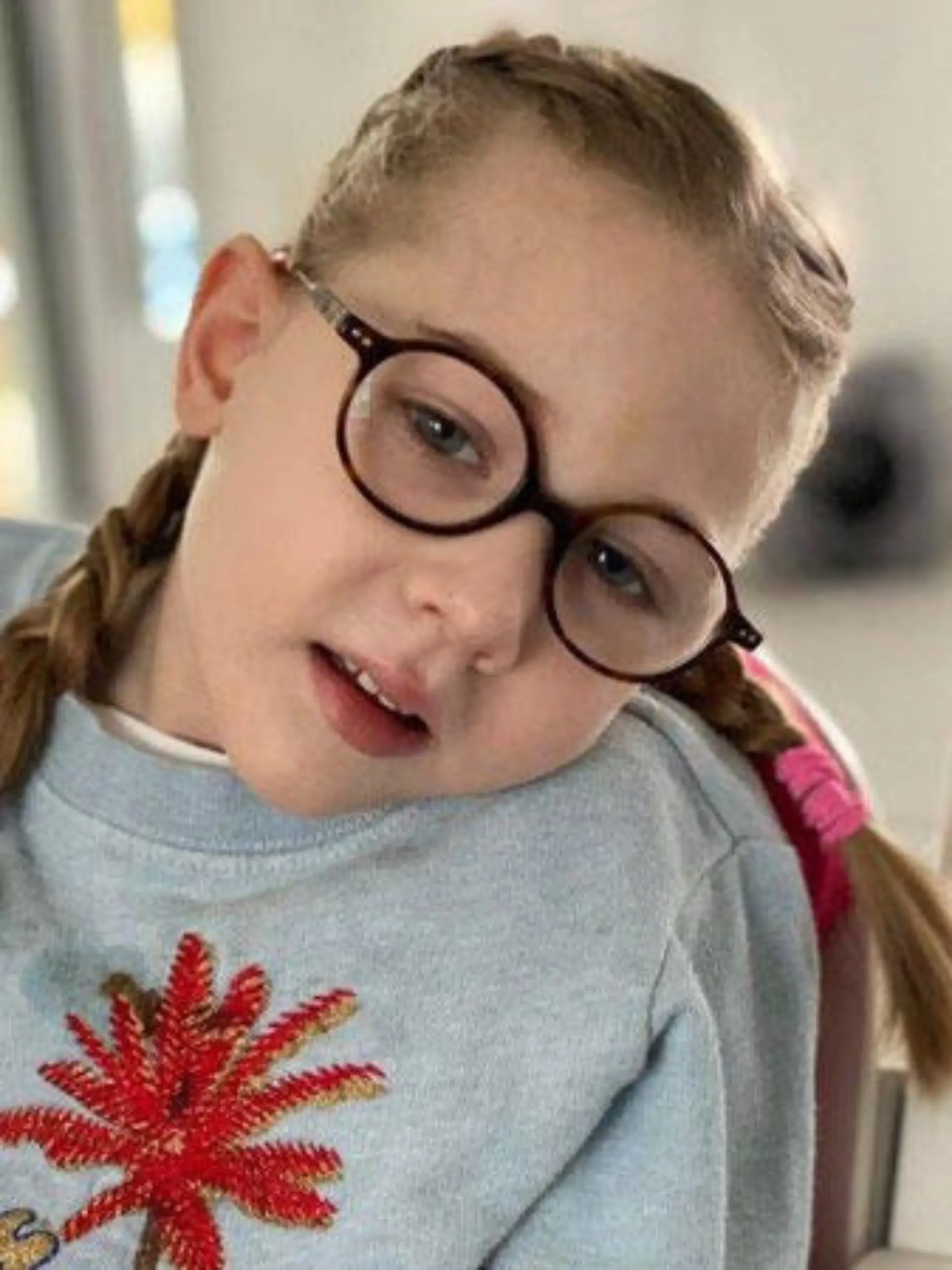 Mila (8) leidet, seit sie 3 Jahre alt ist, an GM1 Gangliosidose 1 Typ 2, auch bekannt als Derry Syndrom.