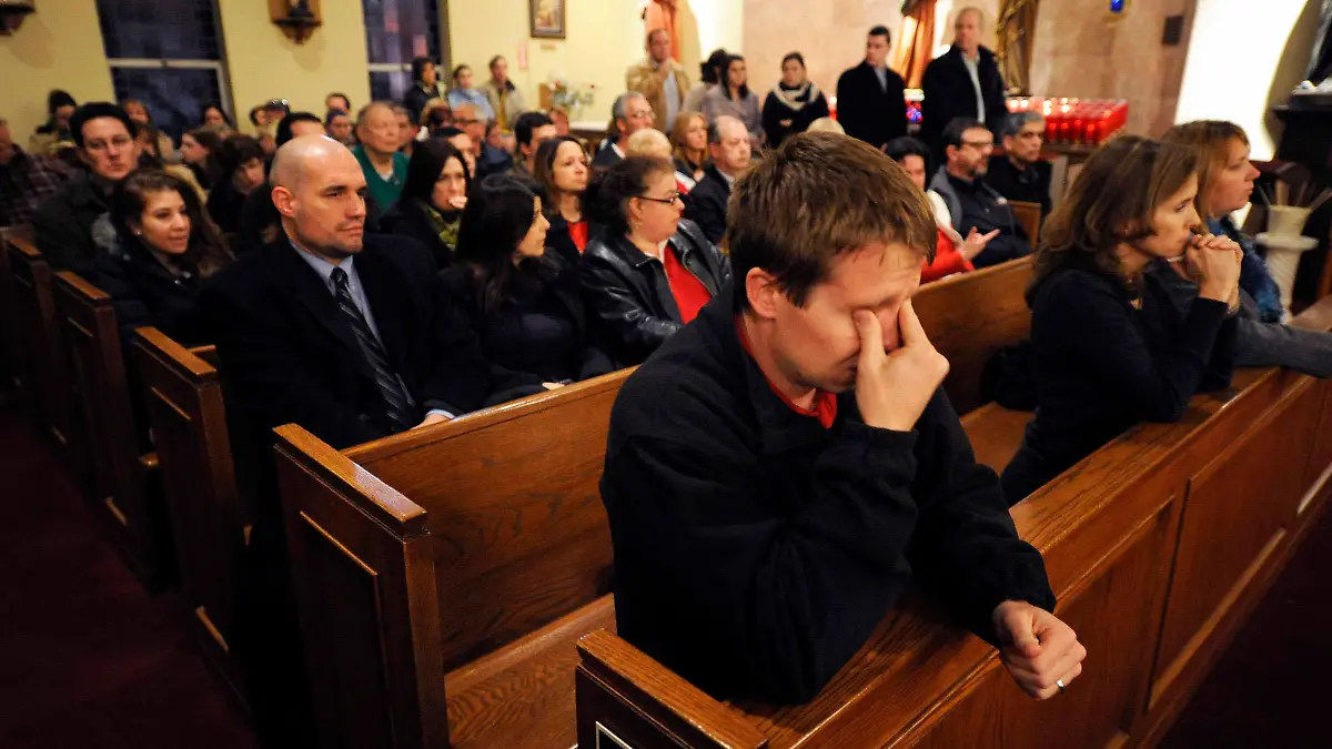 Mourners gather inside the St. Rose of Lima Roman Catholic Church at a vigil service for victims of the Sandy Hook Elementary School shooting that left at least 27 people dead - many of them young children - in Newtown, Connecticut, December 14, 2012.     REUTERS/Andrew Gombert/Pool  (UNITED STATES - Tags: CRIME LAW EDUCATION)