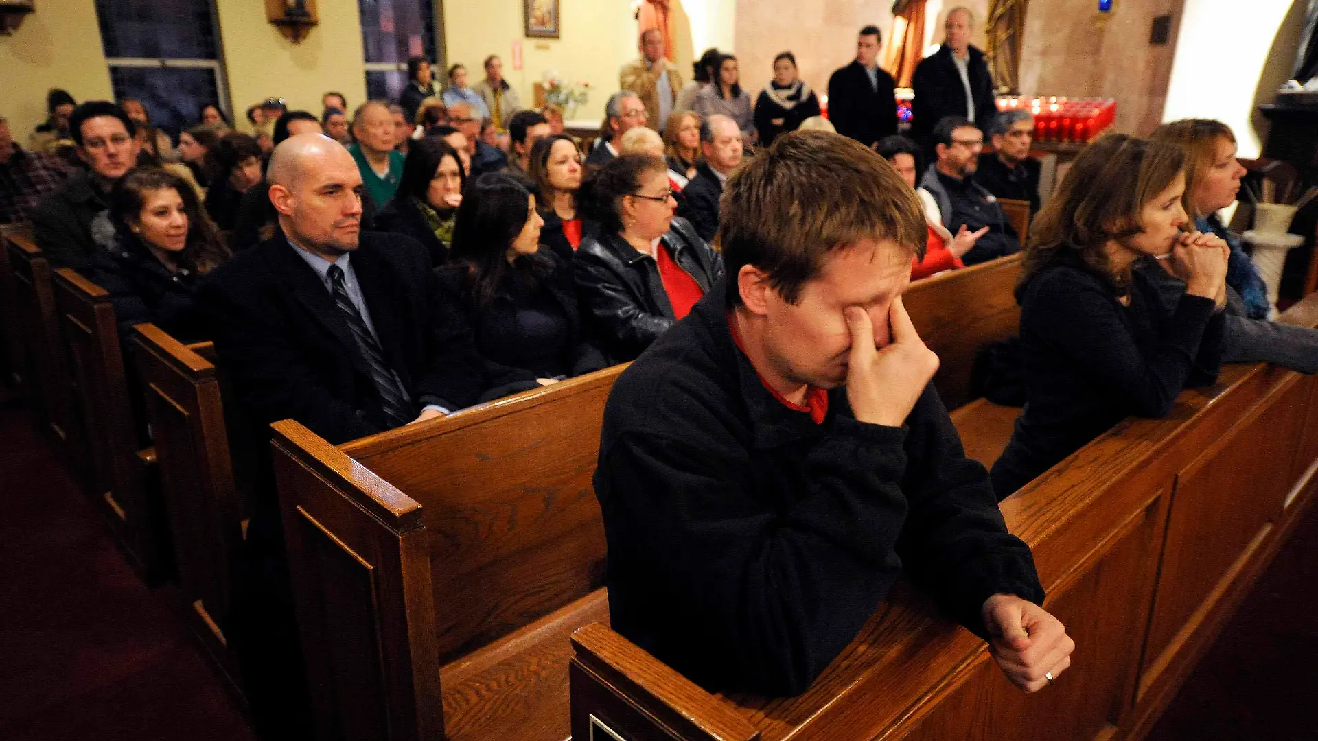 Mourners gather inside the St. Rose of Lima Roman Catholic Church at a vigil service for victims of the Sandy Hook Elementary School shooting that left at least 27 people dead - many of them young children - in Newtown, Connecticut, December 14, 2012.     REUTERS/Andrew Gombert/Pool  (UNITED STATES - Tags: CRIME LAW EDUCATION)