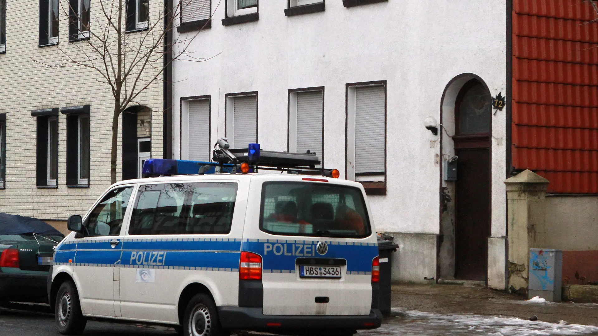 Polizei ist am 15.12.2012 vor einem Haus in Quedlinburg (Sachsen-Anhalt) im Einsatz, in dem sich in der Nacht ein Familiendrama ereignet hatte. Ein Mann hatte am Vorabend seinen Vater und dessen Lebensgefährtin erschossen. Foto: Matthias Bein/dpa (zu dpa "Zwei Tote bei Familiendrama im Harz" vom 15.12.2012) +++(c) dpa - Bildfunk+++