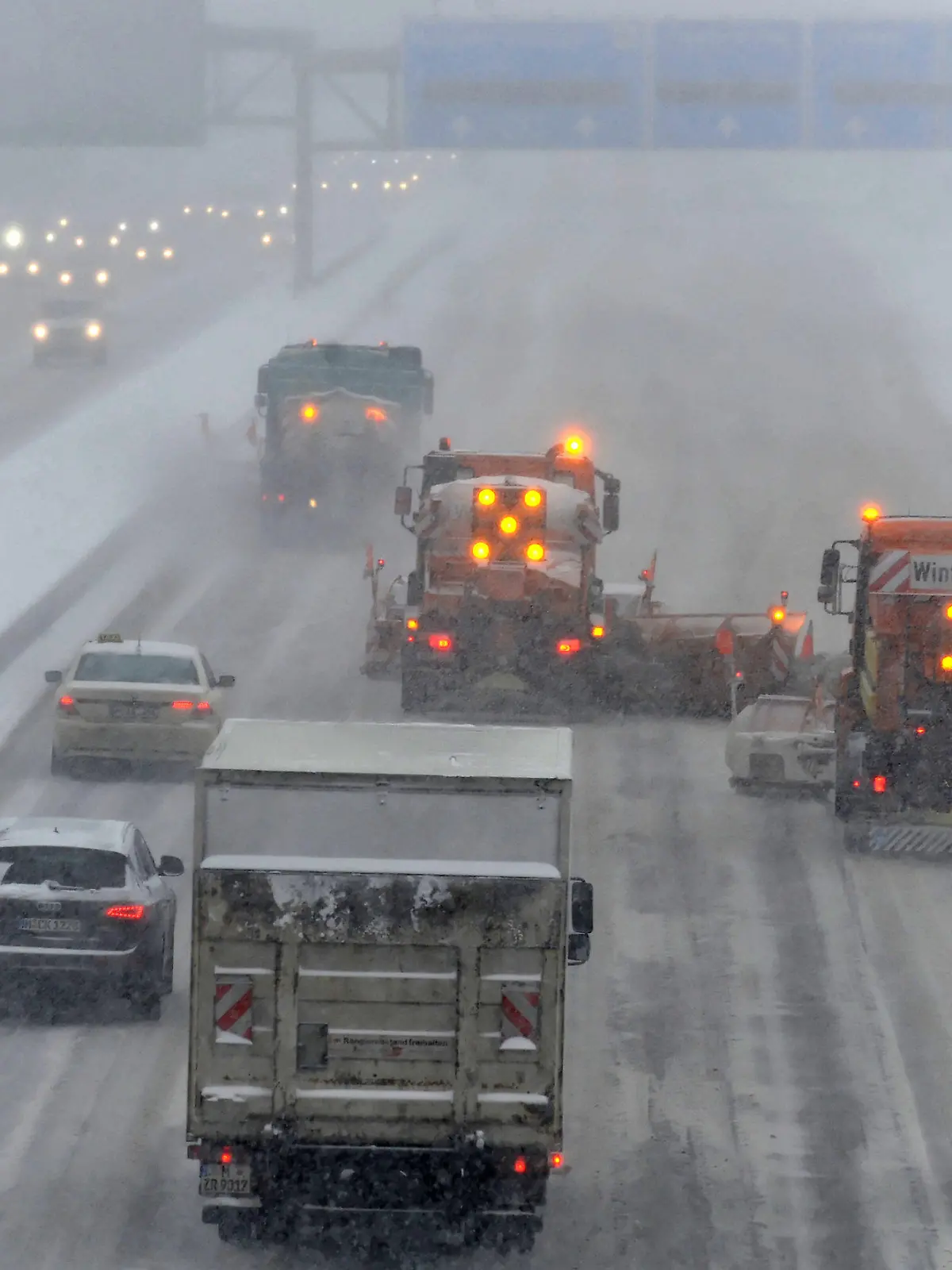 ARCHIV - Schneeräumfahrzeuge fahren am 01.12.2010 bei dichtem Schneegestöber auf der Autobahn A9 bei München (Bayern).Ein dichtes Netz aus Meldeanlagen auf Autobahnen und Bundesstraßen soll künftig rechtzeitig vor glatten Fahrbahnen warnen.dpa/  +++(c) dpa - Bildfunk+++