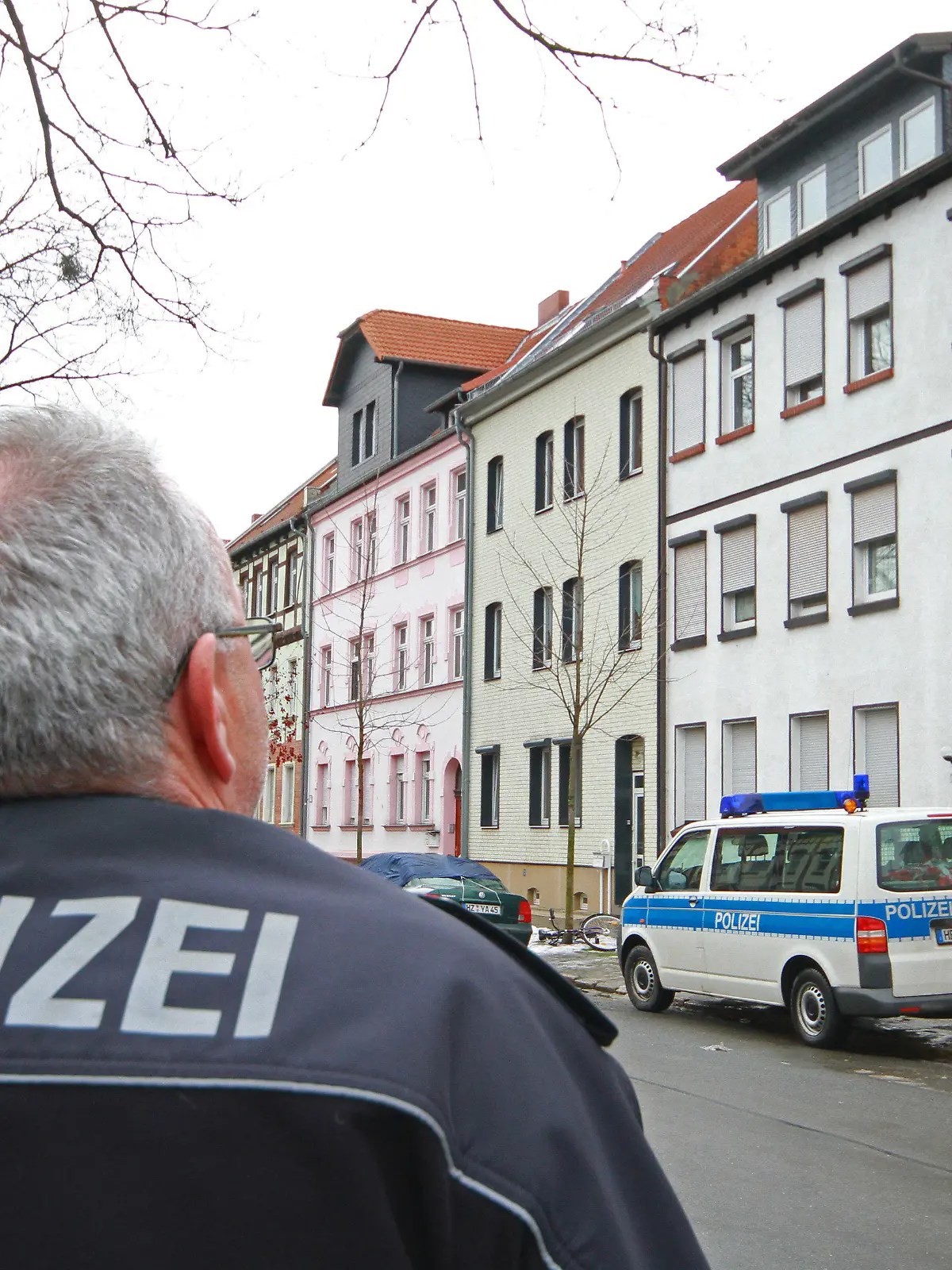 Einsatzkräfte der Polizuei stehen am 15.12.2012 vor einem Haus in Quedlinburg (Sachsen-Anhalt), in dem sich in der Nacht ein Familiendrama ereignet hatte. Ein Mann hatte am Vorabend seinen Vater und dessen Lebensgefährtin erschossen. Foto: Matthias Bein/dpa (zu dpa "Zwei Tote bei Familiendrama im Harz" vom 15.12.2012)  +++(c) dpa - Bildfunk+++
