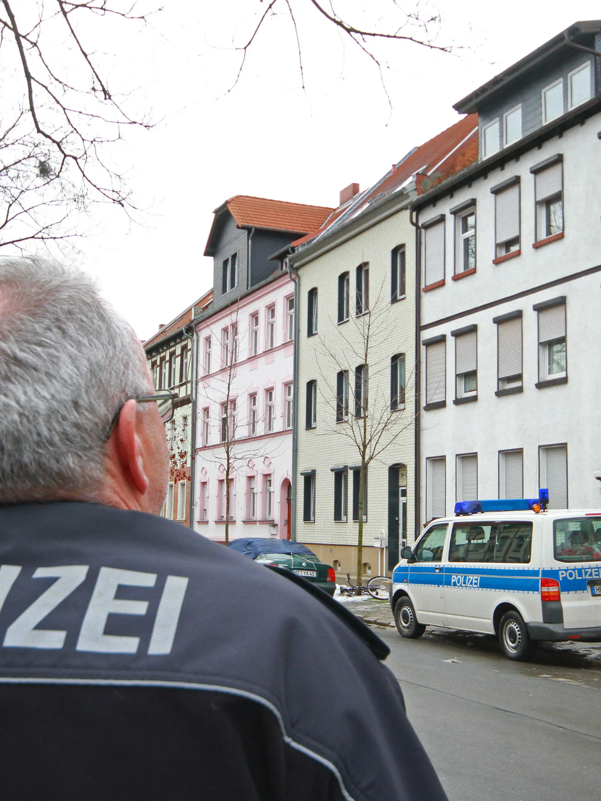 Einsatzkräfte der Polizuei stehen am 15.12.2012 vor einem Haus in Quedlinburg (Sachsen-Anhalt), in dem sich in der Nacht ein Familiendrama ereignet hatte. Ein Mann hatte am Vorabend seinen Vater und dessen Lebensgefährtin erschossen. Foto: Matthias Bein/dpa (zu dpa "Zwei Tote bei Familiendrama im Harz" vom 15.12.2012)  +++(c) dpa - Bildfunk+++