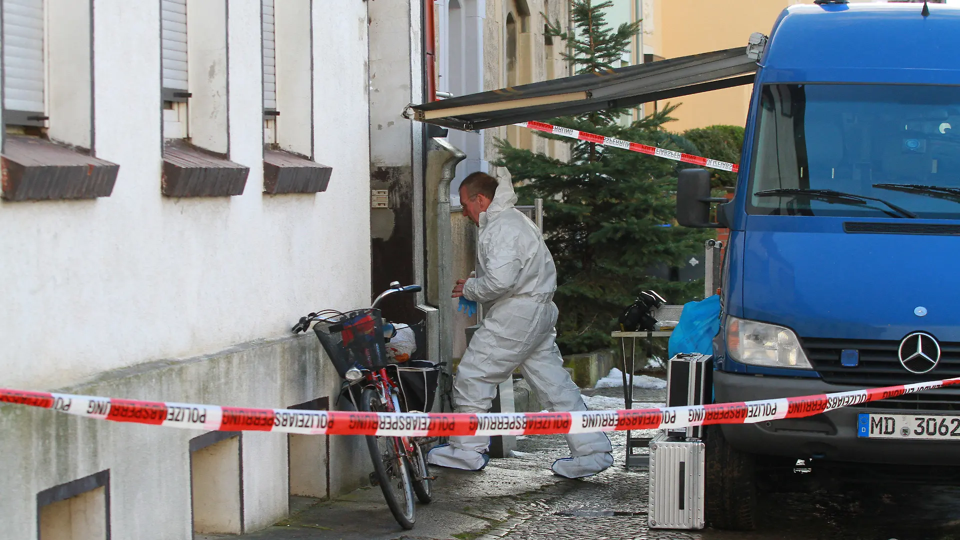 Die Spurensicherung des LKA Sachsen-Anhalt untersucht am 15.12.12 den Tatort in Quedlinburg (Sachsen-Anhalt). Hier hatte sich am 14.12.2012 ein Familiendrama ereignet. Ein Mann hatte hier seinen Vater und dessen Lebensgefährtin erschossen. Foto: Matthias Bein/dpa (zu dpa "Zwei Tote bei Familiendrama im Harz" vom 15.12.2012) +++(c) dpa - Bildfunk+++