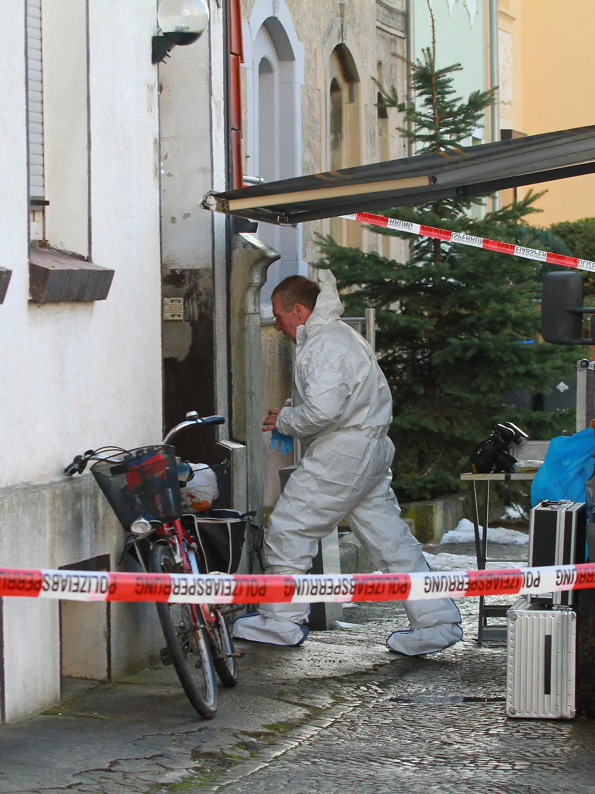 Die Spurensicherung des LKA Sachsen-Anhalt untersucht am 15.12.12 den Tatort in Quedlinburg (Sachsen-Anhalt). Hier hatte sich am 14.12.2012 ein Familiendrama ereignet. Ein Mann hatte hier seinen Vater und dessen Lebensgefährtin erschossen. Foto: Matthias Bein/dpa (zu dpa "Zwei Tote bei Familiendrama im Harz" vom 15.12.2012)  +++(c) dpa - Bildfunk+++