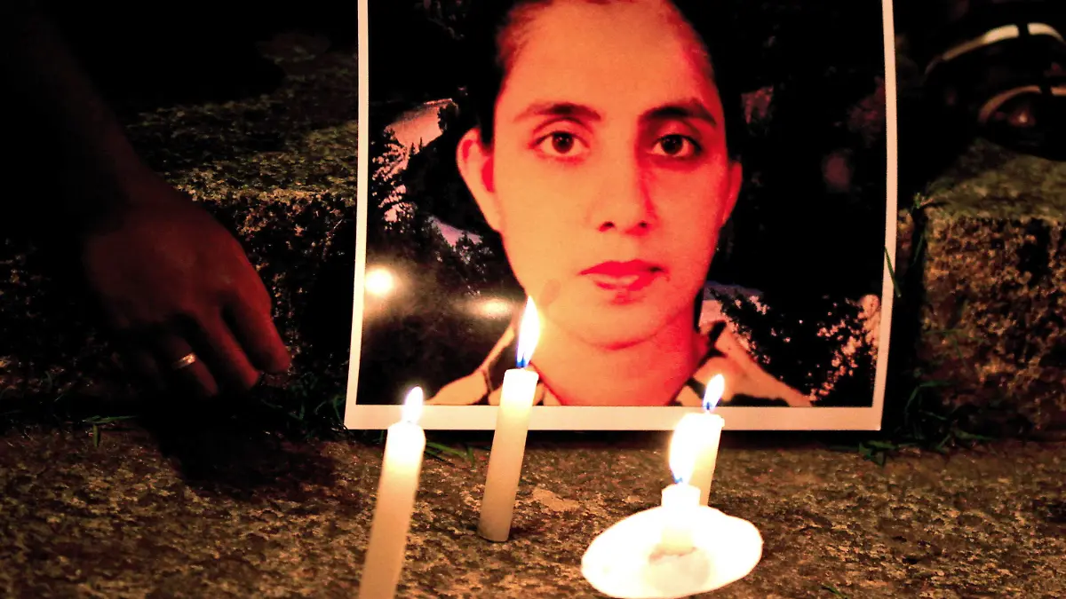 epa03507302 Unseen students of a nursing college light candles in front of a portrait of nurse Jacintha Saldanha during a candle light vigil, in the southern Indian city of Bangalore, 13 December 2012. The nurse employed at the Kind Edward VII hospital in London, Britain, who took a hoax call while treating the Duchess of Cambridge was found hanged in her apartment, an inquest has announced, 13 December. Jacintha Saldanha was found dead three days after the call from an Australian radio station pretending to be the Queen and Prince Charles. EPA/STRINGER +++(c) dpa - Bildfunk+++