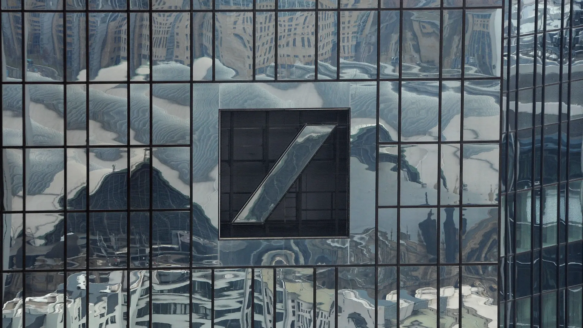 ARCHIV - Die spiegelnde Fassade der Zentrale der Deutschen Bank in Frankfurt am Main, aufgenommen am 07.03.2012. Gegen fünf Mitarbeiter der Deutschen Bank ist Haftbefehl erlassen worden. Die hessische
Generalstaatsanwaltschaft verdächtigt sie nach Angaben vom 12.12.2012 der Geldwäsche und der versuchten Strafvereitelung.
Foto: Arne Dedert dpa/lhe +++(c) dpa - Bildfunk+++