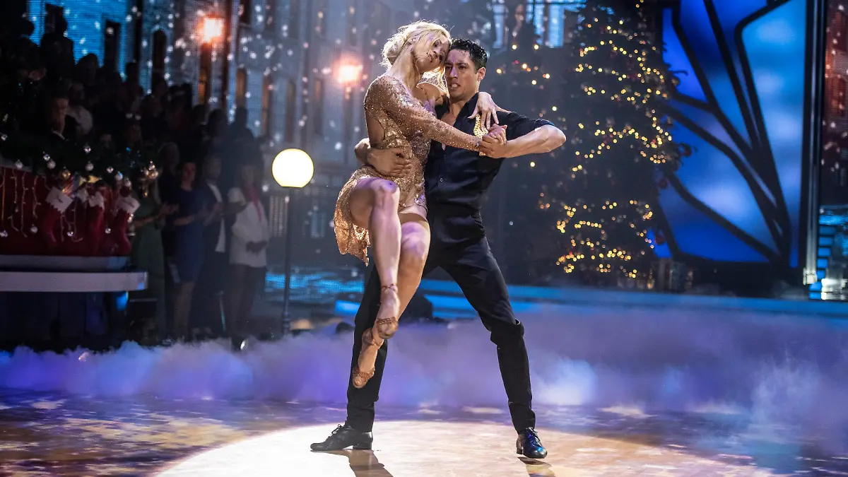 René Casselly und Kathrin Menzinger tanzen Tango zu „Last Christmas“.
Die Verwendung des sendungsbezogenen Materials ist nur mit dem Hinweis und Verlinkung auf RTL+ gestattet.