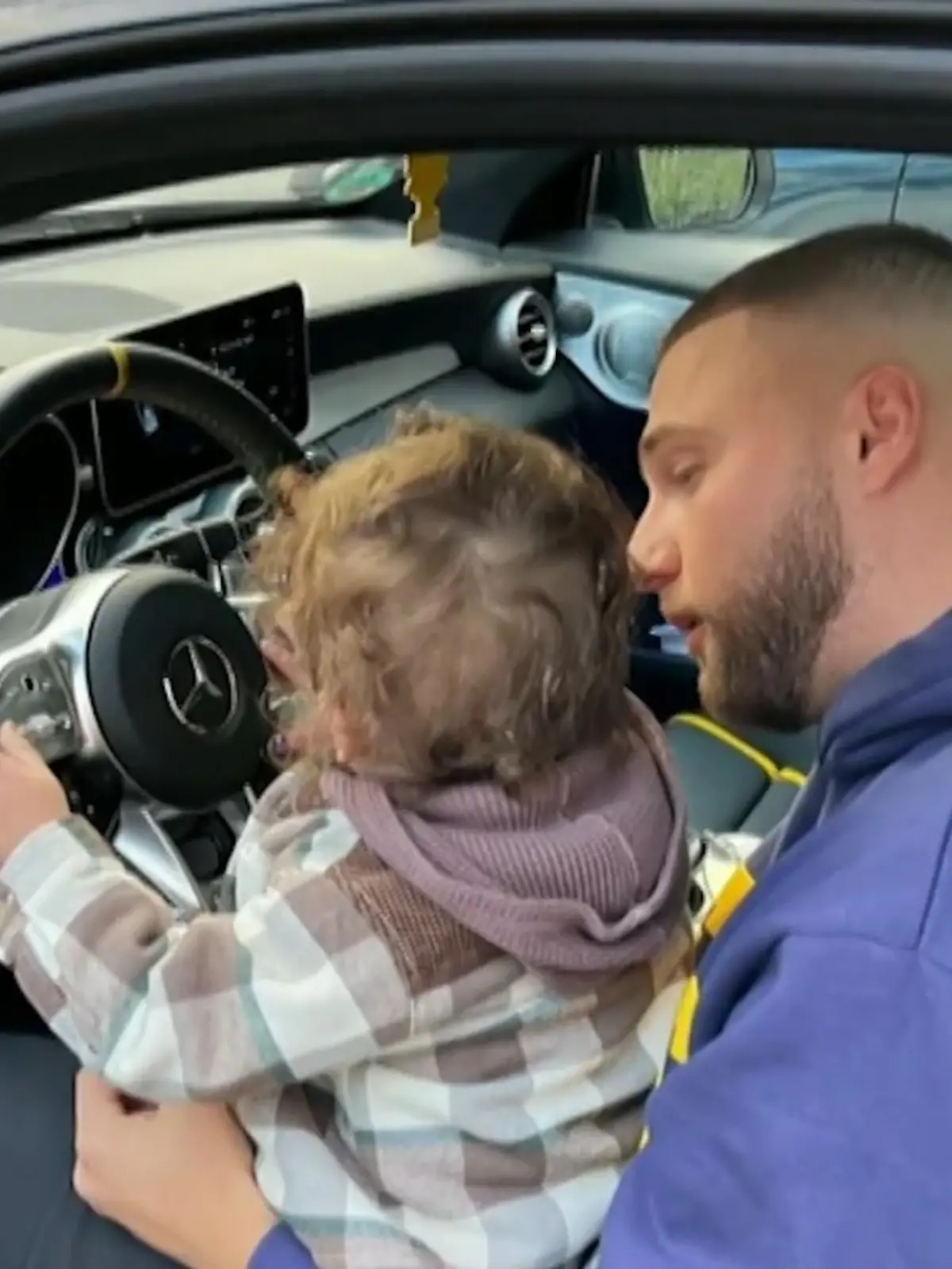 Bild zu: "Filip Pavlovic schenkt seiner Schwester ein Auto"