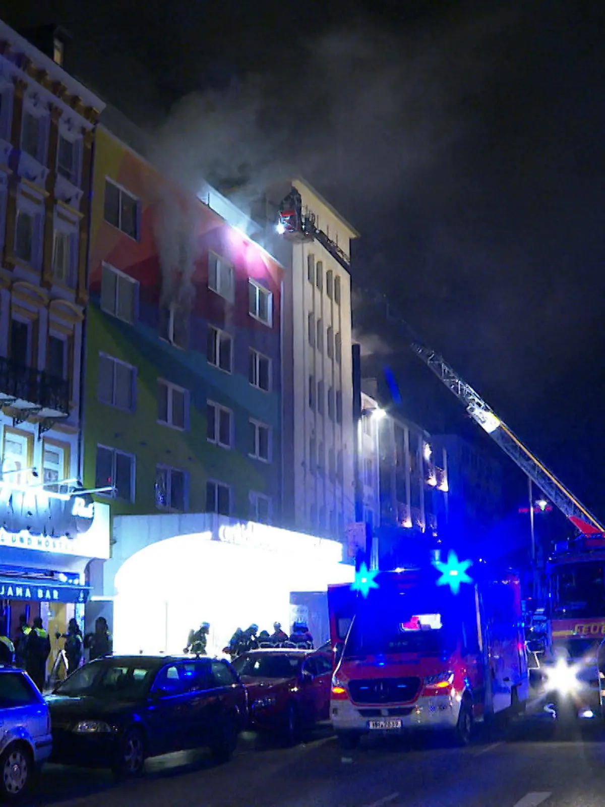 11.12.2022, Hamburg: Die Feuerwehr ist bei einem Hausbrand im Einsatz. Nach einem Feuer in einem Mehrfamilienhaus in Hamburg sind in der Nacht zu Sonntag fünf Menschen verletzt ins Krankenhaus gebracht worden. Foto: Steven Hutchings/TNN/dpa +++ dpa-Bildfunk +++
