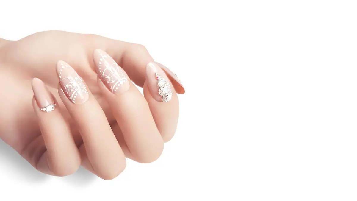 Nail polish trends. Woman with stylish manicure. || Modellfreigabe vorhanden